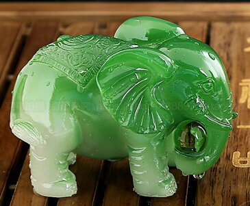 置物 茶玩 色の変わる玉を持つ象さん 翡翠風 (グリーン)