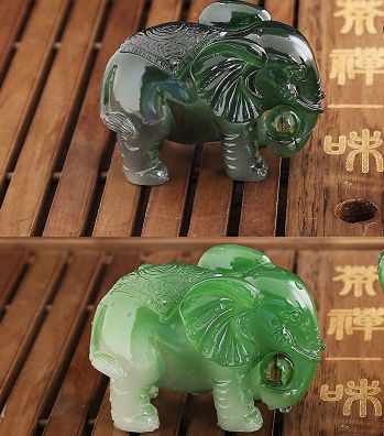 置物 茶玩 色の変わる玉を持つ象さん 翡翠風 (グリーン)