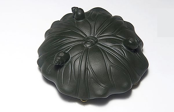 茶玩 水を噴く5匹のカエル ハス 陶磁器製 (実の上)