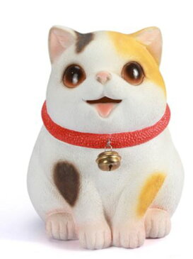 置物 貯金箱 かわいいぽっちゃり猫 招き猫風 赤い首輪 鈴付き (三毛猫)