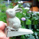 エイジング加工されたアンティーク風の色合いがオシャレなウサギさんのドアストッパーです。インテリアとしてそのまま置いておくだけでもオシャレなデザイン。ご自宅だけでなくお店のエントランスにもオススメです。素材：鉄サイズ：(全体)約11.5×5×11cm (重さ)約0.65kg