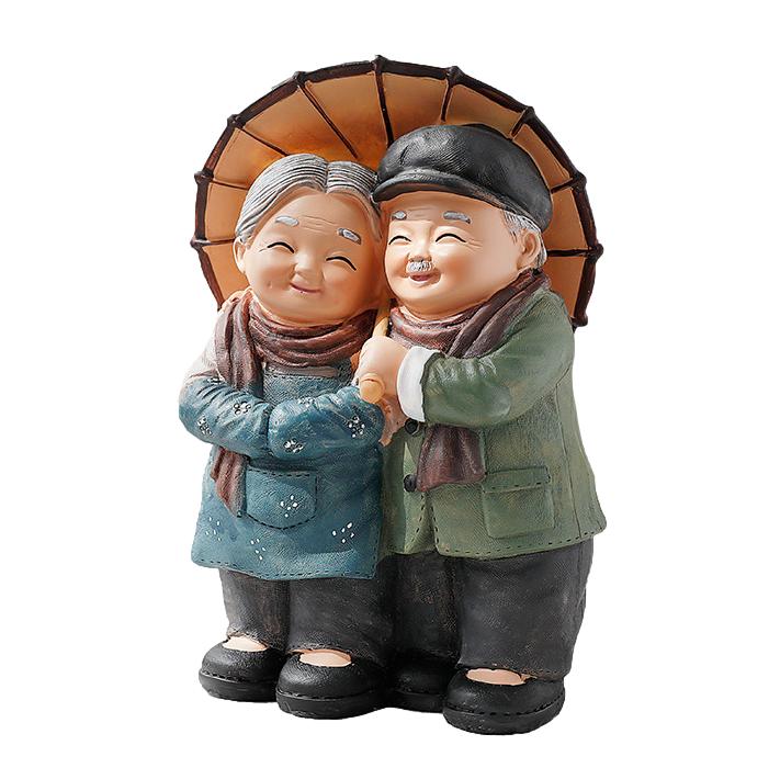 【50％OFF（半額）クーポン配布中】置物 ラブラブ 老夫婦 にっこり笑顔 ほのぼの系 (相合い傘)のサムネイル