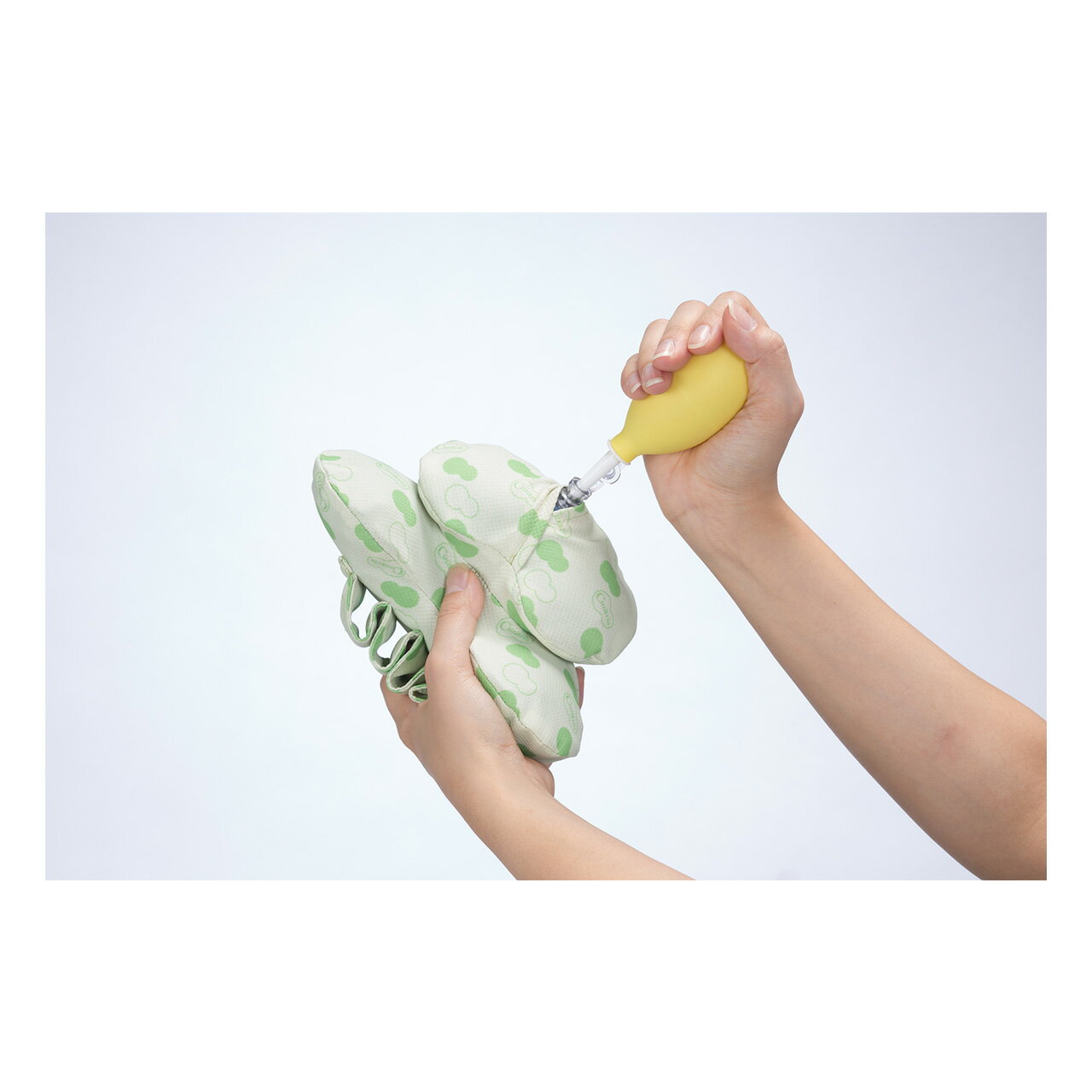 【ハンドリリース　空気タイプの手指拘縮予防アイテム】　手の握り込みを解放し、爪の食い込みやムレによる皮膚トラブルを緩和