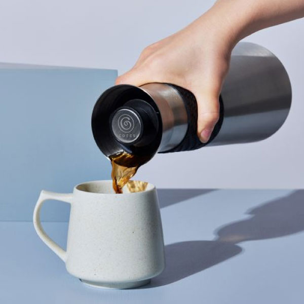 スタイリッシュで個性的な卓上ポット 真空二重構造で最大12時間保冷保温が可能です 360度全方向から注ぐことができます 卓上ポット おしゃれ 保冷 保温 ケトル ステンレス 保冷ポット 保温ポット 900ml ジャグ コーヒーポット コーヒー C5bk ビーフラスク 珈琲 360度