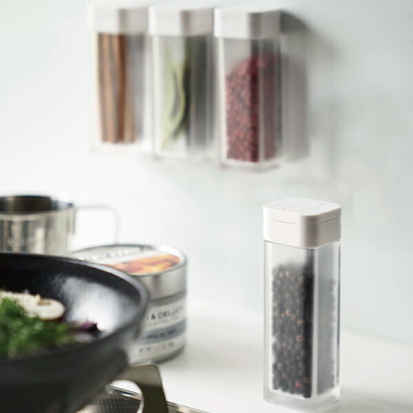 調味料入れ マグネット おしゃれ 磁石 壁面収納 調味料ケース スパイスボトル 使いやすい 塩 コショウ 収納ボトル ラベルシール付き 白 北欧 インテリア雑貨 タワーシリーズ towerシリーズ 公式 yamazaki ヤマザキ( 山崎実業 マグネットスパイスボトル タワー tower )