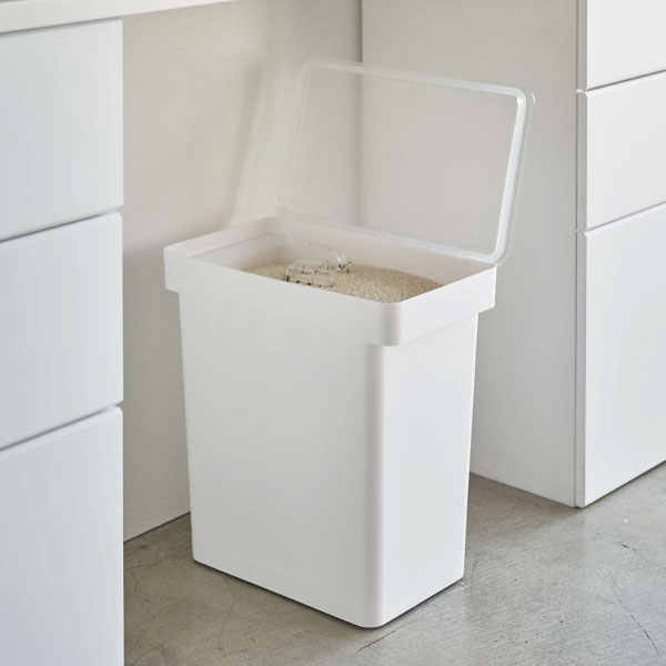 米びつ 10kg袋ごと おしゃれ 米櫃 大容量 スリム ライスストッカー キッチン雑貨 パッキン付き キャスター付き 北欧 保存容器 インテリア雑貨 白 黒 タワーシリーズ towerシリーズ 公式 yamazaki ヤマザキ( 山崎実業 密閉米びつ タワー 20kg 計量カップ付き tower )