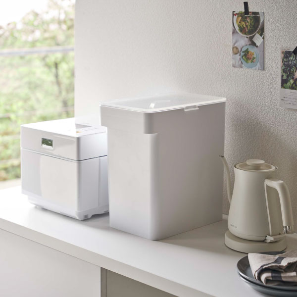 米びつ 米櫃 こめびつ おしゃれ スリム 保存容器 ライスストッカー 密閉 袋ごと 保存ケース フードストッカー シンク下 収納 北欧 キッチン用品 シンプル タワーシリーズ towerシリーズ 公式 yamazaki ヤマザキ( 山崎実業 密閉米びつ タワー 10kg 計量カップ付 tower )