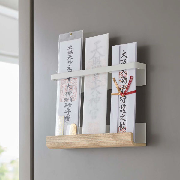 神札スタンド ワイド おしゃれ 神棚 神札置き 御札飾り 御札立て モダン 天然木製 磁石付き スリム 玄関扉 エントランス 壁面収納雑貨 インテリア雑貨 北欧 シンプル スタイリッシュ 公式 yamazaki ヤマザキ 新商品 新作( 山崎実業 マグネット神札ホルダー リン RIN )