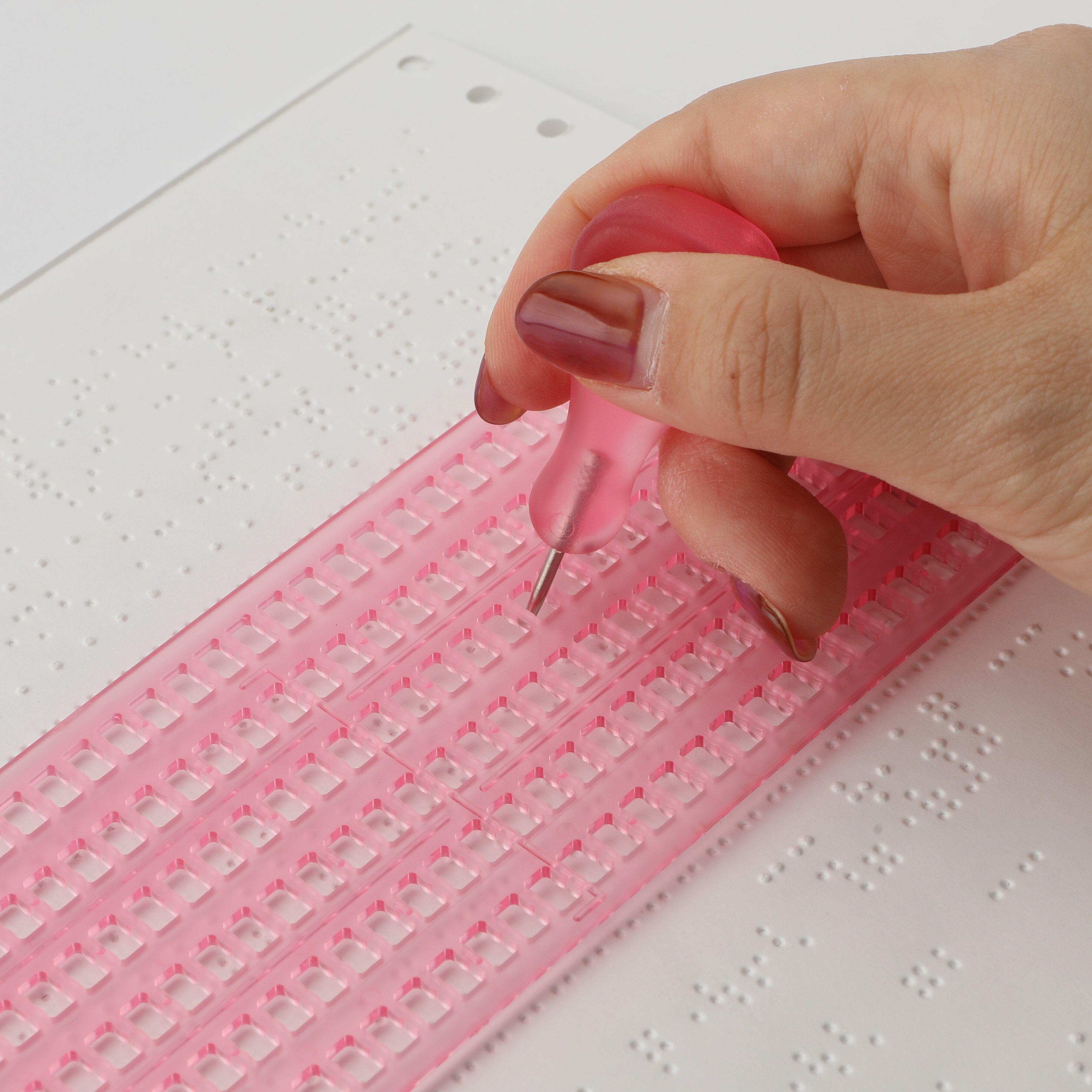 点字器 ピンク 点字用紙 10枚 プラスチック製 視覚障害者 6行32マス 点字 小型点字器 練習 初心者 点字器具 ケース付き 女の子 可愛い かわいい