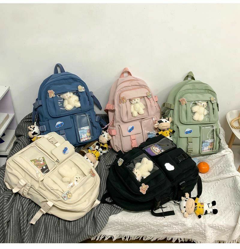 メーカー希望小売価格はメーカーカタログに基づいて掲載しています【カラー】ブラック、ホワイト、 ピンク、 グリーン 、ブルー【サイズ】縦幅:31cm横幅:42cmマチ:12cm【素材】ナイロンとPVC生地【重量】0.56kg注意事項※セット内容はバックパック本体+クマペンダント+ランダムアクセサリー3種、ランダムカード1枚です。サイズ・重量は、多少の誤差が生じる場合がございます。お使いのブラウザや設定により、画像と実際の商品との若干の色の違いが生じる場合がございます。リュック レディース 大容量 クリア バッグ 小物 ブランド雑貨 特集 ブラック ホワイト ピンク グリーン ブルー