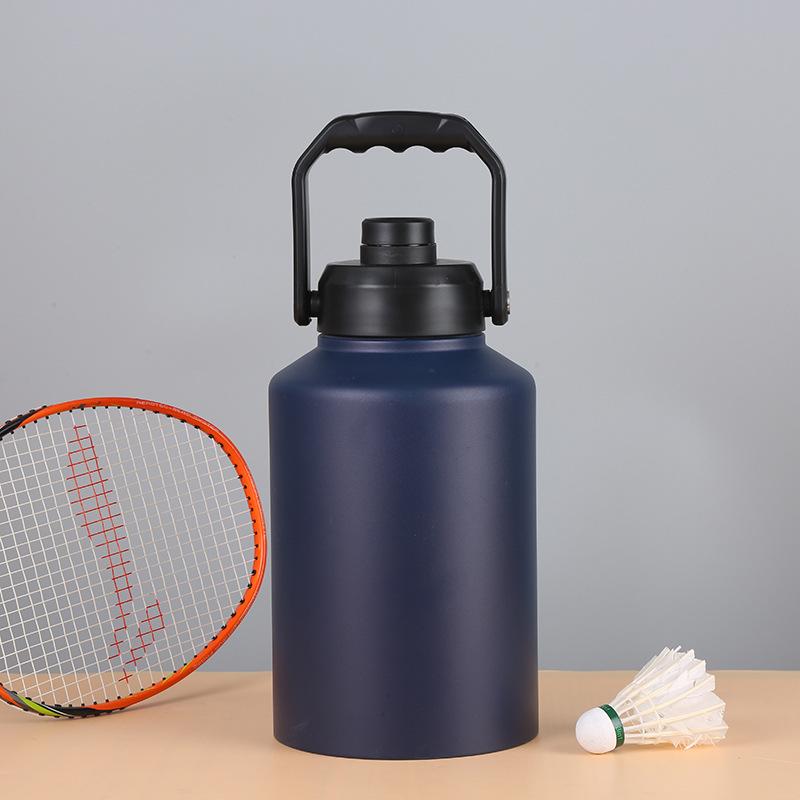 モノリスプラスのアイスコンテナ 2L ウォータージャグ 小型 キャンプ用 氷入れ 水筒 タンク 保冷 大容量 真空断熱 広口 アイスペール キャンプ 持ち運び｜アングル3