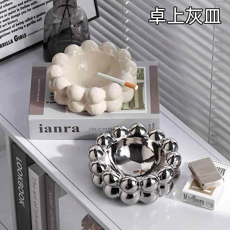 タバコ灰皿 装飾品 灰ざら 卓上灰皿 はいざら かわいい 高級 インテリア 来客用 アッシュトレイ セラミック デザイン オブジェ ギフト お祝い プレゼント 和室 洋室 贈り物 シンプルかつモダン シルバー クリーム 雑貨カラー：シルバー、クリームサイズ：横.cm、高さcm多少の誤差がある場合がございます。タバコ灰皿 装飾品 灰ざら 卓上灰皿 はいざら かわいい 高級 インテリア 来客用 アッシュトレイ セラミック デザイン オブジェ ギフト お祝い プレゼント 和室 洋室 贈り物 シンプルかつモダン シルバー クリーム 雑貨カラー：シルバー、クリームサイズ：横.cm、高さcm多少の誤差がある場合がございます。