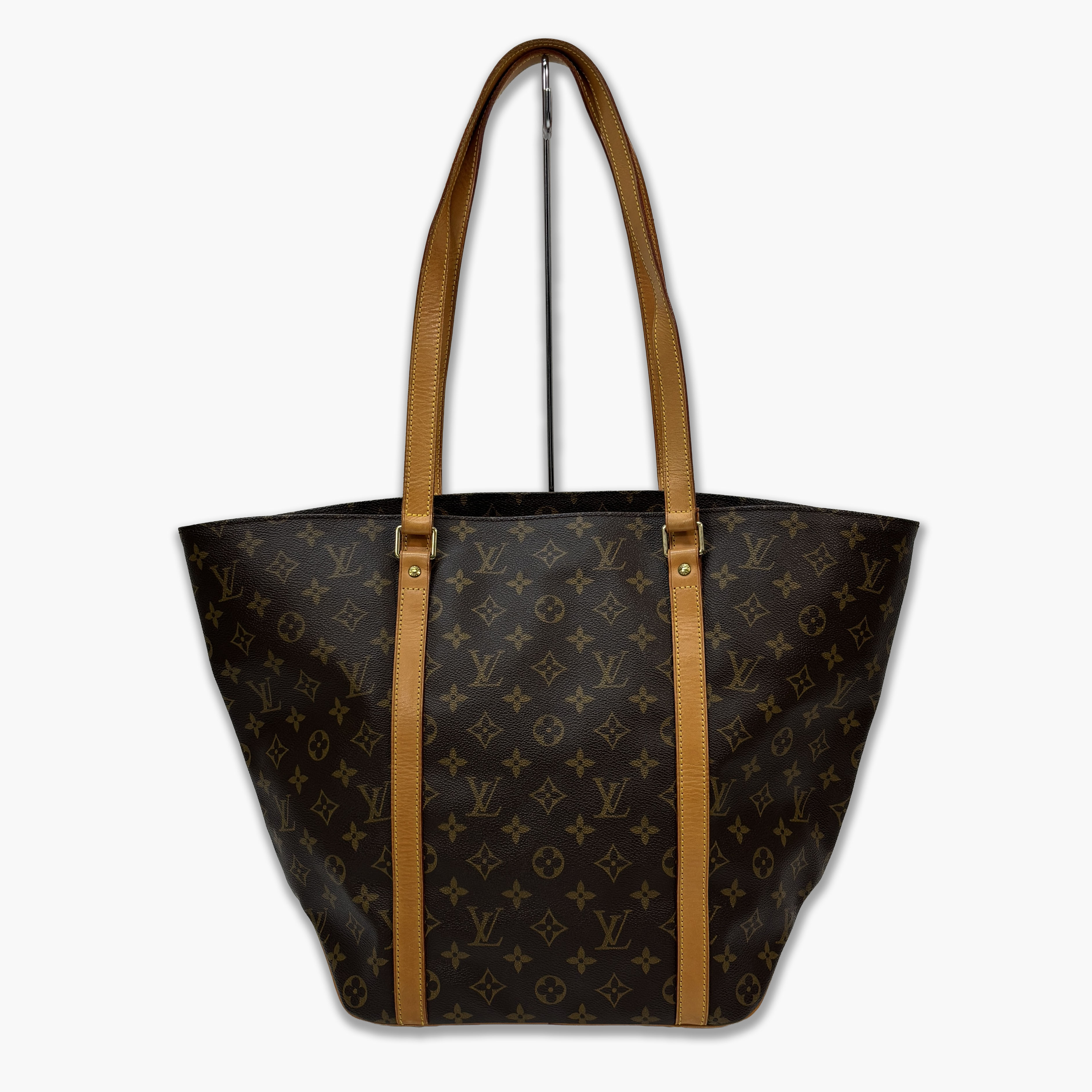 商品詳細管理No.MBZ1016ブランドLOUIS VUITTON / ルイ・ヴィトンメーカー品番/シリアルナンバーM51108対象レディース素材モノグラムキャンバスサイズ約W25×H34×D13cm　持ち手：約50cm仕様内ポケット：ファスナーポケット 付属品-商品ランクBランク（一般的な中古品。小傷や角スレがあり、日常の使用感が分かる状態）状態底面角スレ、持ち手シミ、内側少し毛羽立ちその他特記事項