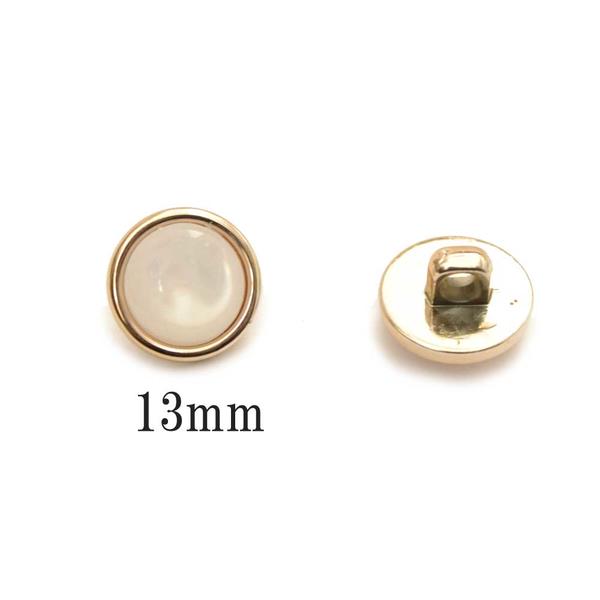 【メタルボタン】 【プラメッキ】 【13mm】 アクリルストーンが付いたプラメッキボタン【1個】 ※価格は1個の価格です。 素材：プラメッキ サイズ：直径約13ミリ ※商品写真はできる限り実際の色に近づけるよう加工しておりますが、お客様のご使用のモニターにより実際の商品の色と異なって見える場合がございます。予めご了承ください。