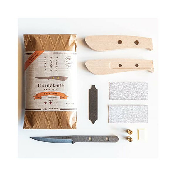 ◆商品名：FEDECA（フェデカ）Its my knife KIBORI Standard (炭素鋼/青紙二号) 【難易度☆】000916 【用途】 木彫り用ナイフ 【サイズ】 刃渡り：約80mm 刃の厚み：約3mm 組立後全長：約200mm 【キットの内容】 木彫りナイフブレード（■両刃 3層の割込み ■芯材 / 安来鋼青紙二号 ■外層 / ステンレス）×1本加工済みハンドル(ブナの木)×1組 組ネジ（真鍮）×2組 板ドライバー×1枚 サンドペーパー(#120・#240)×各1枚 両面テープ（カタつき防止用） つくりかた説明書×1 【特徴】 ハンドルをつくって楽しむナイフキット ハンドル材には質感の良いブナを使用。 【所要時間】 約2～3時間 (難易度：★★☆) 【つくりかた】 1．ハンドル材を好きな形に削る。 2．ハンドル材をサンドペーパー粗目(#120)→中目(#240)の順で研磨し、表面を整える。 3．板ドライバーでハンドル材と本体をねじ止めして完成！ あとは塗装やオイル加工など、好みに合わせて加工をお楽しみください！ *安来鋼の青紙は、水分をしっかり除去せず放置すると錆が発生することがあります。 自分オリジナルのナイフが作れる、木彫り用ナイフキット。両刃のブレードは利き手を選ばず、木彫りやグリーンウッドワーク、キャンプではフェザースティック作りなど、マルチに活躍します。加工済みのハンドル材に色を塗ったり、絵や字を書くことで世界にひとつだけのオリジナルナイフの完成です！鋼と地金からなる伝統的な日本刃物でつくられたナイフは、職人がひとつひとつ手で研ぎあげた本格派です。 ※こちらの商品はお客様に組み立てを行っていただく自作キットです。 完成品ではございません。 ※製作時は必ず付属の「つくりかた説明書」をご覧ください。 ※ナイフ自作キット以外の工具、オイル、ワックスなどは商品には付属いたしません。予めご了承ください。※正当な理由なくこの商品を携帯することは法令により禁止されております。 ※18歳未満の方はこの商品を購入しないようお願いします。