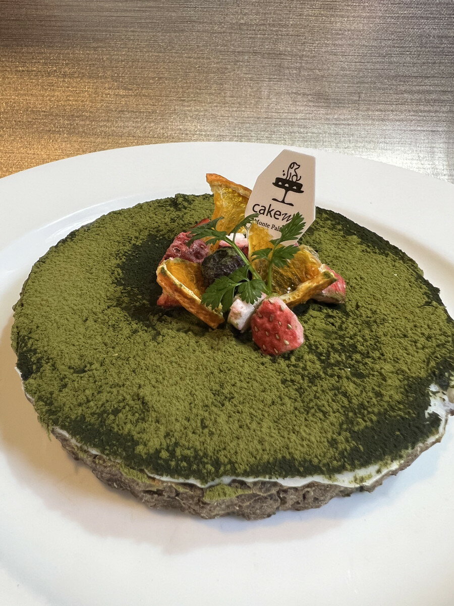 【商品特徴】DOG＆DAYの鹿肉のタルトケーキに待望の大きめサイズが新登場！ 大切な愛犬(わが子)のお誕生日ケーキ いつもお世話になっているあの方の大切なわんちゃんへ・・・わんちゃんのケーキを いつも仲良し、大好きなあのワンちゃんへ・・・わんちゃんのおやつを 犬の管理栄養士が考えた厳選素材の「わんちゃんのためのケーキ」です。 福岡県筑前町産の鹿肉と国産野菜を使った100％無添加で小麦粉不使用の犬用ケーキ。 こだわりの厳選素材で、犬の栄養も考えたレシピ。 良質な鹿肉と野菜を使ってタルトケーキ風に仕上げました。 ぜひ、美味しそうに食べる愛犬と一緒に楽しい時間をお過ごしください。 12cmのセルクルサイズで、お誕生日や贈り物に最適です。 冷凍でお届けいたしますので、解凍して与えてください。 鹿肉は、脂肪が少なく消化のよい良質のタンパク質でミネラルバランスに優れているほか、DHAやアミノ酸、鉄分が豊富なスーパーフードです。 愛犬の健康維持に適しているだけでなく、美しい毛並みを作るうえで、大変人気のある高級食材です。 【ご注意】 ・本製品は、犬の間食用(犬のおやつ)です。主食として与えないで下さい。 ・のどに詰まらせることがありますので、適当な大きさにカットして飼い主の目の届く場所で与えて下さい。 ・生後6ヵ月未満の幼犬には与えないで下さい。 ・愛犬の体調が悪くなった時は獣医師にご相談下さい。 ・解凍後は取り扱いに注意し、なるべくお早めに与えてください。 ・素材の性質上ひび割れ等が生じる場合がありますが、品質的には問題ありません。 商品説明 原材料 鹿肉、さつまいも、ヨーグルト、ほうれん草、いちご(フリーズドライ)、ブルーベリー(フリーズドライ)、みかん(ドライフルーツ) サイズ - 原産国 日本 内容量 1個