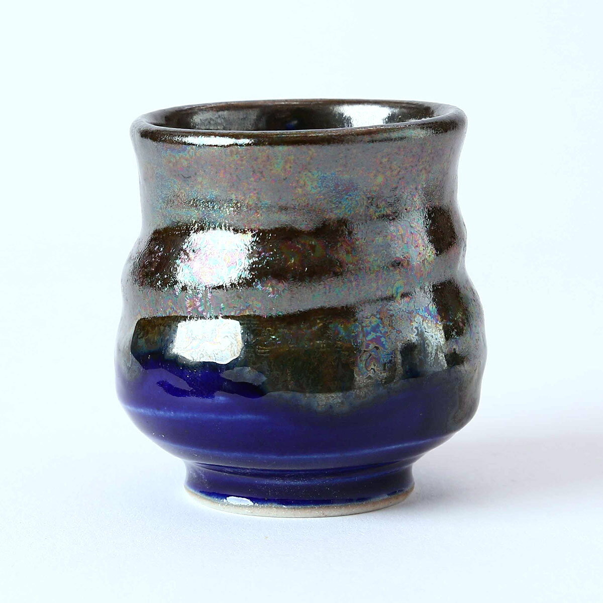 MONONEの[雲城山焼] 食器 夜空色ラスター酒器セット (徳利1個、おちょこ2個) /酒器セット 青 ラスター 酒器 徳利 おちょこ ぐい呑み 盃 セット おしゃれ ギフト 贈り物 お祝い 窯元 雲城山焼 焼き物 皿 陶器｜アングル3