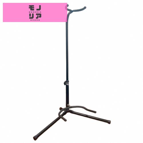 ◆ ギタースタンドの超定番品 GS-102B シンプルなデザインと、安定の品質で、多くのミュージシャンに愛用されているギタースタンドの定番アイテムです。 ※本製品はラッカーフィニッシュのギター等には対応しておりませんので、長時間使用されますと変色する場合がございます。長時間ご使用の際は、弊社ギターハンガー用スタンドブラ BD-Lのご使用をお願いします。本製品のご使用中に塗装変質が現れても当社では責任を負いかねます。ご了承ください。 商品詳細 本体重量：約0.76Kg パイプ径：上部:Φ16mm、下部Φ22mm スタンド部 高さ：520mm~580mm(可変） ネック受幅：90mm ボディ受幅：185mm スタンド足幅：495mm ◆ ネック受け部 ネックを支える部分は、立てかけるだけのシンプルな作りとなっています。可動式のネックホルダーロック機構を備えたギタースタンドに起こりがちな、不具合・故障の心配がございません。また付属のラバーストラップは転倒防止にも役立ちます。 ◆ ボディ受け部 ボディーを支える部分は、ギターの重心をスタンドの軸に合わせる回転式となっています。ギターをスタンドに置いたときに、傾いたボディーの重みでスタンドが転倒する恐れを抑えます。 ◆ 安定した三脚 安定感のある三脚と、滑り止めのラバー部分が、大切なギターをしっかりと支えます。ボディーの形状を選ばない構造となっているので、クラシックギター、エレキギター、アコースティックギター、エレキベースなどオールマイティーに使うことができます。