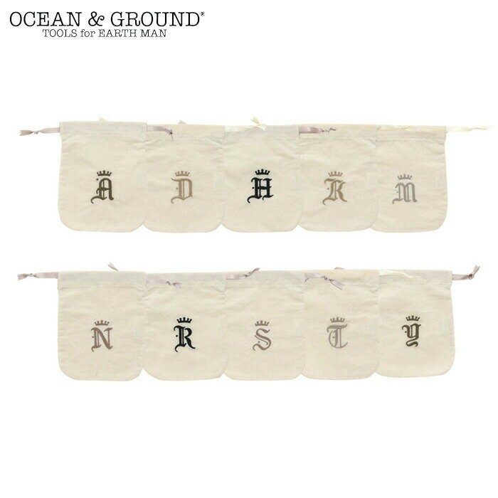 OCEAN&GROUND オーシャンアンドグラウンド イニシャル刺繍 巾着 中 入園・入学準備にピッタリのコットン巾着！イニシャル刺繍がとってもおしゃれ！体操服やシューズ入れにオススメの中サイズ。旅行や合宿、お泊りの時の肌着や小物入れにも◎落ち着いたカラーでママ、パパも使えるのが嬉しいですね♪もちろん普段使いにも♪※画像の色調はご使用のモニターの機種や設定により実際の商品と異なる場合があります製品仕様サイズ横21.5cm×縦29cm素材綿100%生産国中国製注意※他のサイトも運営しておりますのでタイミングにより在庫切れの場合は改めてご連絡いたします。※商品撮影にはデジタルカメラを使用しております。色彩再現には最善を尽しておりますが、お使いのモニタ環境によって多少異なる場合があります。※掲載商品と実際の商品とは、色・柄の出方が多少異なる場合があります。検索用キーワード巾着/巾着袋/キッズ/OCEAN&GROUND/オーシャンアンドグラウンド/イニシャル刺繍/中/小学校/入学準備/幼稚園/女の子/男の子/イニシャル/刺繍/通園/通学/子供/入学/入園/おしゃれ/かわいい/体操服袋/体操服入れ/体操着入れ/着替え袋/お着替え/1225902/アルファベット/A/H/K/M/N/R/S/T/Y/体操服袋/体操服入れ/体操着入れ/着替え袋/お着替え袋/4589882872722/4589882872739/4589882872746/4589882872753/4589882872760/4589882872777/4589882872784/458988287279【関連商品はこちら】OCEAN&GROUND オーシャンアンドグラウンド ショルダー バッグ ANIMAL アニマルOCEAN&GROUND オーシャンアンドグラウンド 帽子 ベレー帽 キッズ ベビーOCEAN&GROUND オーシャンアンドグラウンド 帽子 ベレー帽 キッズ ベビーOCEAN&GROUND オーシャンアンドグラウンド キッズ ショルダーバッグ 女の子 バッグOCEAN&GROUND オーシャンアンドグラウンド 巾着袋 中 きんちゃく袋 イニシャル刺繍OCEAN&GROUND オーシャンアンドグラウンド 巾着袋 小 きんちゃく袋 イニシャル刺繍