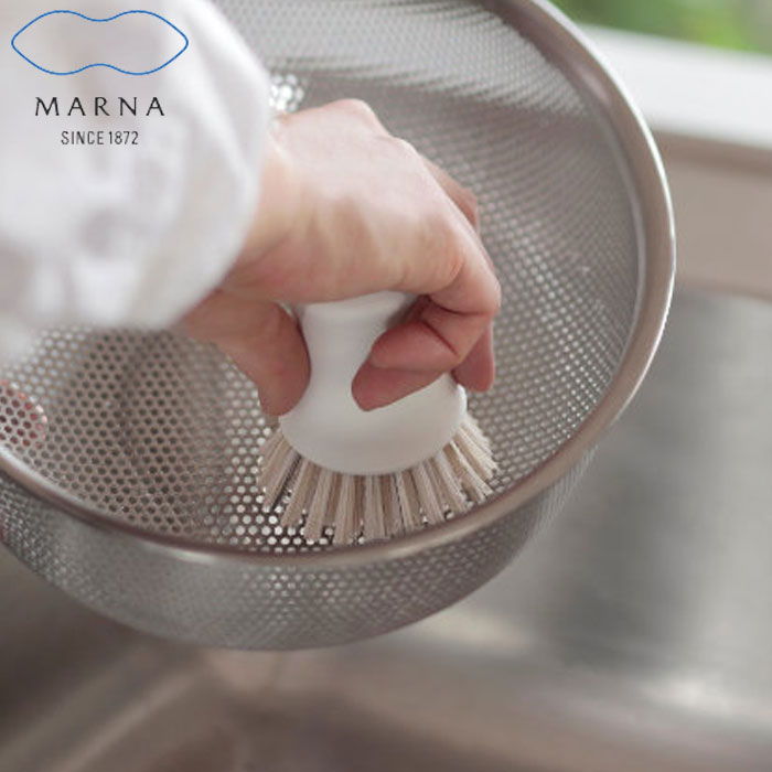 樂天商城 - キッチンブラシ 抗菌 ホワイト 台所ブラシ 鍋用ブラシ 自立 MARNA マーナ 清潔謹製 抗菌キッチンブラシ K750W ナイロンブラシ フライパン用ブラシ ザル用ブラシ 掃除用具 掃除用品 そうじ掃除 たわし 束子 ブラシ