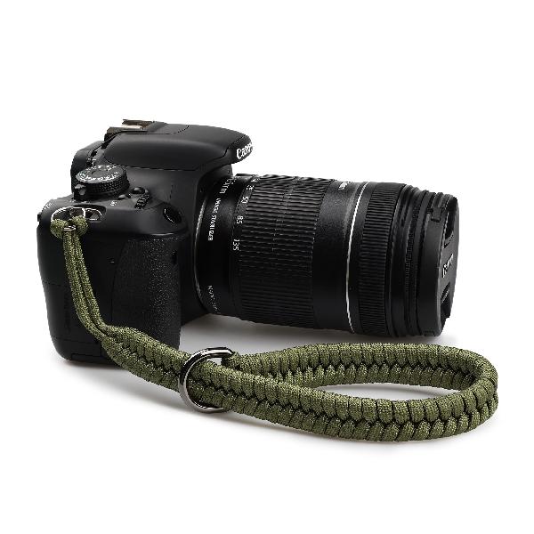 [SUNYA] カメラリストストラップ 550パラコード 編みハンドメイドストラップ クイック着脱 メタルリング付き携帯用アクセサリー ほとんどの手首サイズにフィット 緑