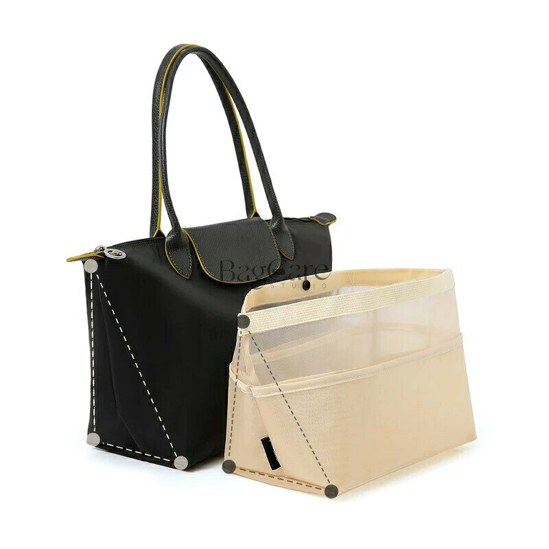ブランド：BagCareご注意：この商品はLongchampの互換商品です。バッグはただの参照物で、非売品です。 【注意事項】 1.当店で取り扱っている商品は、ブランドバッグ用の「バッグインバッグ」「ショルダーストラップ」「バッグ改造用パーツ」などに限られます。商品ページに掲載されているバッグの画像はあくまで参考イメージであり、実際の販売商品ではございませんので、ご購入前に必ずご確認ください。誤解による返品につきましては、送料・手数料等はお客様のご負担とさせていただきます。 2.当店商品はお客様ご自身によるバッグの整理・カスタマイズを目的とした互換品・付属品です。改造や使用によりバッグが損傷したり、機能が失われたりする場合、当店はは一切の責任を負いかねますので予めご了承ください。 3.商品画像はお使いのモニタ端末などにより、実物と色味や質感が多少異なって見える場合がございます。 4.注文受付と入金確認の時間差により、稀に在庫切れが発生する可能性がございます。その際は誠に恐縮ですが注文をキャンセルさせていただきます。また複数商品をご購入の場合、発送方法が変更される可能性がございます。 5.ご登録住所に不備がある場合、商品をお届けできないことがあります。宛先不明による返送や再配達が生じた際の費用はお客様のご負担となりますので、住所情報の正確なご入力をお願い申し上げます。 【注意事項】 Click here ・当店は、中国を本店とする海外ショップです。 ・当店のカード決済代行会社はRakuten Commerce LLCです。 ・当店でご購入された商品は、原則として、「個人輸入」としての取り扱いになり、中国からお客様のもとへ直送されます。 ・当店は中国に所在する事業者であるためお客様の注文情報は当店が所在する中国へ提供いたします。注文情報の提供について同意いただいた上でご注文ください。 ●中国の個人情報保護法制等について確認する場合は、こちらのページ「 https://corp.rakuten.co.jp/privacy/data-transfers.html 」をご参照ください。 ・国外から配送される商品は、通関時に関税・輸入消費税が課税される可能性があります。 ・個人輸入される商品は、全てご注文者自身の「個人使用・個人消費（日本に居住する者に寄贈される物で、当該寄贈を受ける者の個人的な使用に供される場合を含みます。）」が前提となります。第三者への譲渡・転売が法令で禁止されるもの（医薬品、医薬部外品、化粧品等を含みますが、これに限られません。）もございますのでご注意下さい。 ・一部商品は国内の提携先倉庫から配送されます。 ・国内配送の商品は国内でのお買い物と同じく消費税が発生いたします。関税はかかりません。 ・国内配送の商品は他の商品と同梱不可になります。 ・商品お届けまでに、海外からの配送は7~9日程度、国内配送の場合は3~5日程度かかります。
