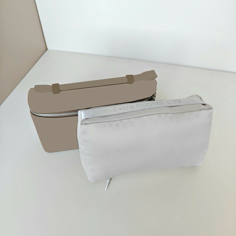 ブランド：BagCareご注意：この商品はLoroPianaの互換商品です。バッグはただの参照物で、非売品です。 豪華な品質デザイン当社の枕シェイパー インサートは、贅沢なサテン生地と、ソフトな低刺激性の中綿が特徴です。 バッグの形を保ち、クローゼットの中でしわを防ぐ真のユニークな製品です。 エレガント&機能的バッグの収納のニーズに応えるシンプルで絶妙なソリューション。バッグをより良い状態に保つ完璧なソリューションです。 表面のみ。 必須のバッグのお手入れ！！！散らかったティッシュペーパー、古いタオル、靴下でバッグを詰めたり入れたりするのはもうやめましょう。 当社のバッグ用枕シェイパー インサートは、お客様の大切な高級バッグを保護します。ご注意この商品はGucciの互換商品です。 豪華な品質デザイン当社の枕シェイパー インサートは、贅沢なサテン生地と、ソフトな低刺激性の中綿が特徴です。 バッグの形を保ち、クローゼットの中でしわを防ぐ真のユニークな製品です。 エレガント&機能的バッグの収納のニーズに応えるシンプルで絶妙なソリューション。バッグをより良い状態に保つ完璧なソリューションです。 表面のみ。 必須のバッグのお手入れ！！！散らかったティッシュペーパー、古いタオル、靴下でバッグを詰めたり入れたりするのはもうやめましょう。 当社のバッグ用枕シェイパー インサートは、お客様の大切な高級バッグを保護します。 【注意事項】 1.当店で取り扱っている商品は、ブランドバッグ用の「バッグインバッグ」「ショルダーストラップ」「バッグ改造用パーツ」などに限られます。商品ページに掲載されているバッグの画像はあくまで参考イメージであり、実際の販売商品ではございませんので、ご購入前に必ずご確認ください。誤解による返品につきましては、送料・手数料等はお客様のご負担とさせていただきます。 2.当店商品はお客様ご自身によるバッグの整理・カスタマイズを目的とした互換品・付属品です。改造や使用によりバッグが損傷したり、機能が失われたりする場合、当店はは一切の責任を負いかねますので予めご了承ください。 3.商品画像はお使いのモニタ端末などにより、実物と色味や質感が多少異なって見える場合がございます。 4.注文受付と入金確認の時間差により、稀に在庫切れが発生する可能性がございます。その際は誠に恐縮ですが注文をキャンセルさせていただきます。また複数商品をご購入の場合、発送方法が変更される可能性がございます。 5.ご登録住所に不備がある場合、商品をお届けできないことがあります。宛先不明による返送や再配達が生じた際の費用はお客様のご負担となりますので、住所情報の正確なご入力をお願い申し上げます。 【注意事項】 Click here ・当店は、中国を本店とする海外ショップです。 ・当店のカード決済代行会社はRakuten Commerce LLCです。 ・当店でご購入された商品は、原則として、「個人輸入」としての取り扱いになり、中国からお客様のもとへ直送されます。 ・当店は中国に所在する事業者であるためお客様の注文情報は当店が所在する中国へ提供いたします。注文情報の提供について同意いただいた上でご注文ください。 ●中国の個人情報保護法制等について確認する場合は、こちらのページ「 https://corp.rakuten.co.jp/privacy/data-transfers.html 」をご参照ください。 ・国外から配送される商品は、通関時に関税・輸入消費税が課税される可能性があります。 ・個人輸入される商品は、全てご注文者自身の「個人使用・個人消費（日本に居住する者に寄贈される物で、当該寄贈を受ける者の個人的な使用に供される場合を含みます。）」が前提となります。第三者への譲渡・転売が法令で禁止されるもの（医薬品、医薬部外品、化粧品等を含みますが、これに限られません。）もございますのでご注意下さい。 ・一部商品は国内の提携先倉庫から配送されます。 ・国内配送の商品は国内でのお買い物と同じく消費税が発生いたします。関税はかかりません。 ・国内配送の商品は他の商品と同梱不可になります。 ・商品お届けまでに、海外からの配送は7~9日程度、国内配送の場合は3~5日程度かかります。