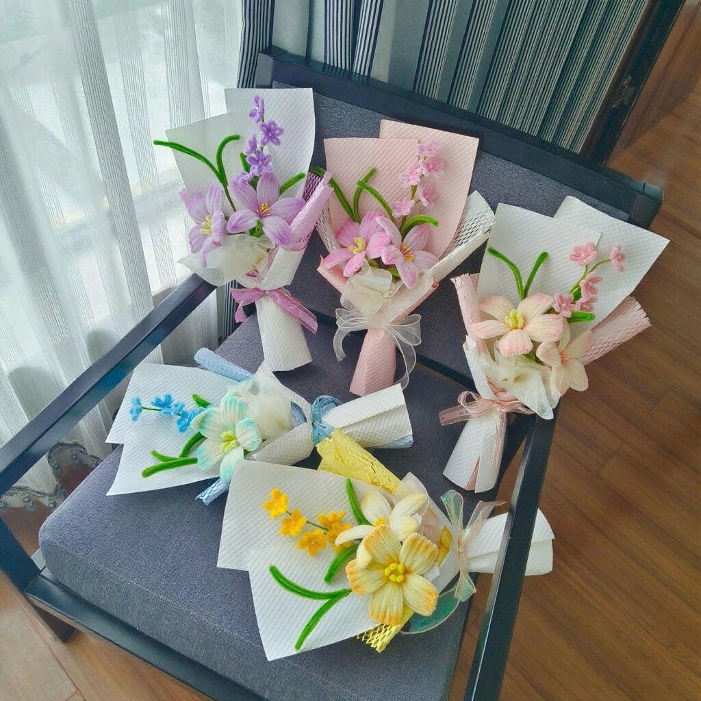 【完成品】 手芸モール 造花 花束 枯れない花 手芸 モールフラワー 手作り 母の日 敬老の日 開店祝い 卒業式 女性 プレゼント バレンタインデー ホワイトデー お返し ぬいぐるみ花束 精巧 可愛い 花束 誕生祝 結婚式 ユリ