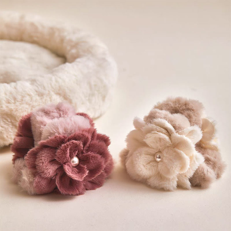 Rakuten - 【20%off 楽天スーパーSALE】ヘアクリップ バンスクリップ 髪留め 花 髪飾り かわいい ふわふわ ヘアアクセサリー クリップ しっかり 大きめ 人気 ヘアキャッチ おしゃれ 普段使い プレゼント
