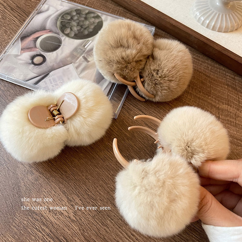 乐天商城 - ヘアクリップ 毛玉 髪留め ヘアピン 髪飾り ボール ふわふわボール かわいい ふわふわ ヘアアクセサリー クリップ 女の子 秋冬 子供 女性 おしゃれ プレゼント