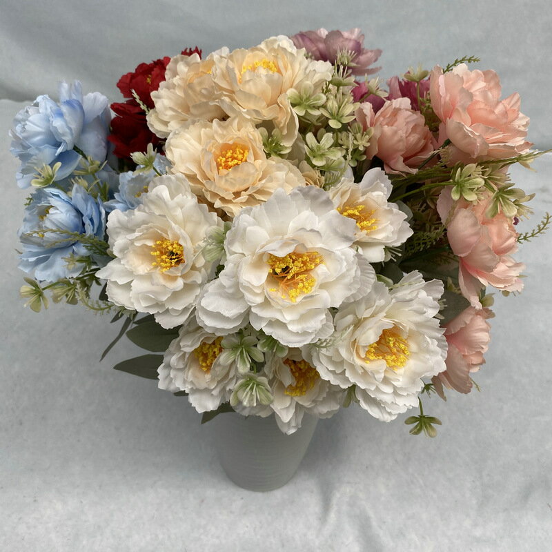 全体の高さは35センチで、1本につき6つに分かれた枝に6輪の花が咲いています。 内訳は、大輪の花が4輪（花の直径10センチ）、中輪の花が2輪（花の直径9センチ）です。 【注意事項】 Click here ・当店は、中国を本店とする海外ショップです。 ・当店のカード決済代行会社はRakuten Commerce LLCです。 ・当店でご購入された商品は、原則として、「個人輸入」としての取り扱いになり、中国からお客様のもとへ直送されます。 ・当店は中国に所在する事業者であるためお客様の注文情報は当店が所在する中国へ提供いたします。注文情報の提供について同意いただいた上でご注文ください。 ●中国の個人情報保護法制等について確認する場合は、こちらのページ「 https://corp.rakuten.co.jp/privacy/data-transfers.html 」をご参照ください。 ・国外から配送される商品は、通関時に関税・輸入消費税が課税される可能性があります。 ・個人輸入される商品は、全てご注文者自身の「個人使用・個人消費（日本に居住する者に寄贈される物で、当該寄贈を受ける者の個人的な使用に供される場合を含みます。）」が前提となります。第三者への譲渡・転売が法令で禁止されるもの（医薬品、医薬部外品、化粧品等を含みますが、これに限られません。）もございますのでご注意下さい。 ・一部商品は国内の提携先倉庫から配送されます。 ・国内配送の商品は国内でのお買い物と同じく消費税が発生いたします。関税はかかりません。 ・国内配送の商品は他の商品と同梱不可になります。 ・商品お届けまでに、海外からの配送は7~9日程度、国内配送の場合は3~5日程度かかります。