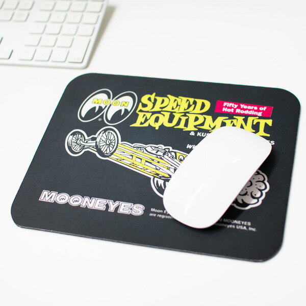 MOON Speed Equipment Mousepad ムーン スピード イクイップメント マウスパッド MOONEYES ロゴと "SPEED EQUIPMENT & KUSTOM ACCESSORIES"、 "Fifty Years of Hot Rodding" のレタリング、 MOONEYES Dragster などが描かれたマウスパッドです。 オフィスや自宅での PC 操作も このマウスパッドを使えば スピードも出てサクサク進むかも！？ 大きさも邪魔にならない使いやすいサイズです。 裏面は滑り止め付きです。 FROM USA カラー：ブラック サイズ：23.5cm × 19.8cm