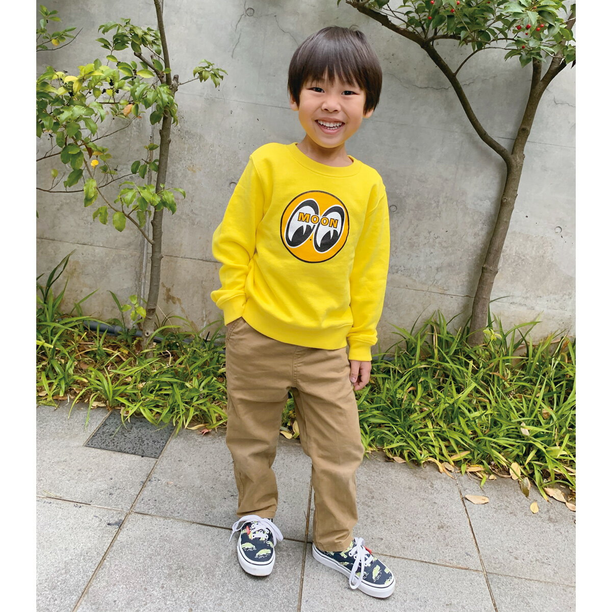 Eyeball Infant Sweatshirt アイボール インファント スウェットシャツ 定番の MOON アイボールがフロントとバックに大きくプリントされた、元気いっぱいなインファントにぴったりなスウェットです。薄くて軽い着心地なので、お家での普段着はもちろん、外におでかけする時も暖かくて、動きやすいです。 MOONEYES キュートなアイボールのスウェットを着て、楽しいところへのおでかけに連れて行ってあげましょう！ ※INFANT(幼児) = KidsサイズとBabyサイズの中間の大きさです。 カラー：YE イエロー、BK ブラック、WH ホワイト、SG スティールグレー 素材：100% コットン サイズ：100cm、120cm、140cm 【サイズ(JP)】 100cm： 身丈 40cm 身幅 32cm 肩幅 27cm 袖丈 34cm 120cm： 身丈 46cm 身幅 36cm 肩幅 31cm 袖丈 42cm 140cm： 身丈 53cm 身幅 40cm 肩幅 35cm 袖丈 51cm Model 110cm Size 120cm ＊＊＊お取り扱い注意＊＊＊ 洗濯の際、プリント品質を保つために プリント面を裏側にして洗濯する事をお勧め致します。