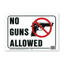 Signboad and Message Plate サインボード・メッセージプレート NO GUNS ALLOWED 銃禁止 プラスティック製メッセージプレート。 サイズ：21.5 x 30.5cm イラストが入ってある意味、説得力があります！ Made in the U.S.A. アメリカへトラベルするとまず空港で、そしてレンタカー屋で、目に飛び込んでくる様々なサイン。 アメリカでは日常的なメッセージプレートもジャパニーズの我々には新鮮なメッセージ。 アメリカンライフスタイルをSHOPや自宅でも手軽に演出できるアイテムです。 間違った使い方は格好悪いので注意しましょう。