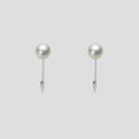 ギフト対応についてシンプルでオーソドックスな直結タイプの定番イヤリング。真珠の輝きだけで耳もとを華やかに飾ります。形状はネジバネ式なので使いやすく、着け外しが簡単です。シンプルなデザインなので、どんな時でもお使いいただけます。真珠のサイズは、スモールベビーのちょっと小さめ4.0mm。かなり小さめサイズのアコヤ真珠で、主張しすぎない控え目サイズです。4mmサイズの真珠は、日本産・アコヤ真珠の全生産量のわずか1%しかない稀少品です。色はホワイト系色のシャンパンカラー。ホワイトの色にほんのりシャンパンカラーが入っています。キズ等級、テリ等級とも最高等級の★★★★★で、ほぼ無キズでとてもテリの強い希少性の高い真珠です。キズ等級は、全生産量に対し、わずか0.1％の割合でグレーディングしています。形状はどのアイテムでも使用可能なラウンド。Moon Labelの厳しい品質基準に基づき、ラウンドは純粋な真円真珠のみを厳選しています。Moon Label のアコヤ真珠は、日本産に限定してご提供しています。大月真珠は、パールネックレス＆ジュエリーのトップメーカーです。Moon Label は、大月真珠のインターネット・ブランドです。 ※真珠の色には個体差があります。真珠は、太陽光でご覧いただくのと、電灯の下でご覧いただくのでは見え方が変化します。電灯の色や光量などでも変わります。また、お客様のパソコンモニターのメーカーや設定などによっても、色の見え方には差が出ます。&nbsp;商品詳細品名4.0mmアコヤ真珠イヤリング（シャンパンホワイト）型番HA00040R11CW0Y02W0サイズアコヤ真珠・4.0mm色シャンパンホワイト形ラウンドキズ等級★★★★★（5段階評価／日本の全生産量ベース）テリ等級★★★★★（5段階評価／日本の全生産量ベース）素材・詳細K14WG（ホワイトゴールド）真珠の産地日本付属品保証書&nbsp;&nbsp;&nbsp;日本でも、世界でも、アコヤ真珠の高級品の30%以上は当社製です。Moon Label は、パールネックレスのトップメーカーである大月真珠のインターネット・ブランドです。大月真珠は、アコヤ真珠の1級品（1級が最高級）の取扱量で30%以上のトップシェア（共販実績）を誇る会社です。言い換えれば、日本でも、世界でも、アコヤ真珠の高級品では、流通している商品の30%以上は当社製です。そのため、他社（他店）でご購入されていても、30%以上の確率で当社製の真珠をご購入されている可能性が高いと言えます。黒蝶真珠、白蝶真珠（ホワイト系、ゴールド系）においてもトップクラスの取扱量を誇っています。真珠の一貫メーカーが運営するオンラインショップです。大月真珠は、卸しの会社として名を知られた会社ですが、真珠の養殖から加工、販売までをおこなう一貫メーカーです。パールネックレスのメーカーとしては、国内で最も多くのネックレスを製作しています。真珠ルースについても国内最大量の供給元です。日本で一貫メーカーと呼べる会社は数社しか存在しません。トップメーカーが運営するショップなので、はじめての方でも安心してご購入いただけます。&nbsp;他社（他店）製の真珠と品質を比較してください。Moon Label で取り扱っている真珠はすべて自社で加工・製作した商品（金具、チェーンを除く）です。 そのため、商品には自信と責任を持ってお届けしています。ご購入後、他社（他店）の真珠と比較していただければ、その違いがお分かりになるはずです。パールジュエリーの種類は国内最大です。パールジュエリーの種類は、アコヤ真珠をはじめ、黒蝶真珠、白蝶真珠など、常時20,000種類以上を取り揃え、パールジュエリーの種類は国内最大です。現在、真珠を取り扱っているオンラインショップで、これだけの種類を揃えているところは存在しません。また、小売店舗の場合でも、現実的には店舗にストックできる在庫点数が限られるため、これだけの商品点数を揃えることは不可能です。Moon Label はインターネットでしか実現できなかったショップなのです。&nbsp;世界が認めた品質基準の商品をお届けします。大月真珠は、1975年以来、日本の真珠輸出額でトップ（日本真珠輸出加工組合統計）の座を守り続けています。世界の宝飾ブランドをはじめとするジュエラーが大月真珠の品質を認め、商品として採用をいただいています。この実績が、ワールド・スタンダードの証です。全生産量をベースとした明確なグレーディングを実施しています。Moon Label でご提供している商品も、このハイレベルの品質基準に基づいて製作されています。Moon Label のグレーディング（品質基準）は、在庫における相対比較ではなく、全生産量をベースとした明確なグレーディングです。また、すべての商品に、基本保証として1年間の無償修理保証が付いていますので、安心してお買い求めいただけます。Moon Label で取り扱っている真珠は、品質管理の観点から、貝種（真珠の種類）ごとに産地を限定しています。アコヤ真珠はすべて日本産、黒蝶真珠はフレンチポリネシア（タヒチ）産、白蝶真珠はオーストラリアとインドネシア産に限定してご提供しています。&nbsp;&nbsp;真珠の価値を決める要素としては、大きさ（サイズ）のほか、色、形、キズ、テリ（光沢）、巻きの6つの要素があります。Moon Label ではすべての真珠で大月真珠のグレーディングシステムに基づき、厳格な品質管理基準をクリアした商品のみを取り扱っています。 Moon Label の品質基準は、在庫のおける相対的な品質評価ではなく、日本産アコヤ真珠の全生産量からの出現率をベースとした、絶対的な品質評価を品質基準としています。このサイトで使用している生産量に関する数値は、生産者団体（※全真連、愛媛漁連ほか）が実施しているアコヤ真珠・1級品入札会（1級が最高級）の共販実績の数値をベースに、全国の生産量の推計値をもとに算出しています。※全真連＝全国真珠養殖漁業協同組合連合会、愛媛漁連＝愛媛県漁業協同組合連合会&nbsp;&nbsp;&nbsp;&nbsp;&nbsp;&nbsp;&nbsp;&nbsp;