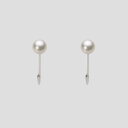 ギフト対応についてシンプルでオーソドックスな直結タイプの定番イヤリング。真珠の輝きだけで耳もとを華やかに飾ります。形状はネジバネ式なので使いやすく、着け外しが簡単です。シンプルなデザインなので、どんな時でもお使いいただけます。真珠のサイズは、スモールベビーのちょっと小さめ4.0mm。かなり小さめサイズのアコヤ真珠で、主張しすぎない控え目サイズです。4mmサイズの真珠は、日本産・アコヤ真珠の全生産量のわずか1%しかない稀少品です。色はホワイト系色のシャンパンカラー。ホワイトの色にほんのりシャンパンカラーが入っています。キズは最高等級・★★★★★のほぼ無キズの希少品で、テリ等級は★★★のテリのある真珠です。キズ等級は、全生産量に対し、わずか0.1％の割合でグレーディングしています。形状はどのアイテムでも使用可能なラウンド。Moon Labelの厳しい品質基準に基づき、ラウンドは純粋な真円真珠のみを厳選しています。 Moon Label のアコヤ真珠は、日本産に限定してご提供しています。大月真珠は、パールネックレス＆ジュエリーのトップメーカーです。Moon Label は、大月真珠のインターネット・ブランドです。 ※真珠の色には個体差があります。真珠は、太陽光でご覧いただくのと、電灯の下でご覧いただくのでは見え方が変化します。電灯の色や光量などでも変わります。また、お客様のパソコンモニターのメーカーや設定などによっても、色の見え方には差が出ます。&nbsp;商品詳細品名4.0mmアコヤ真珠イヤリング（シャンパンホワイト）型番HA00040R13CW0Y02W0サイズアコヤ真珠・4.0mm色シャンパンホワイト形ラウンドキズ等級★★★★★（5段階評価／日本の全生産量ベース）テリ等級★★★（5段階評価／日本の全生産量ベース）素材・詳細K14WG（ホワイトゴールド）真珠の産地日本付属品保証書&nbsp;&nbsp;&nbsp;日本でも、世界でも、アコヤ真珠の高級品の30%以上は当社製です。Moon Label は、パールネックレスのトップメーカーである大月真珠のインターネット・ブランドです。大月真珠は、アコヤ真珠の1級品（1級が最高級）の取扱量で30%以上のトップシェア（共販実績）を誇る会社です。言い換えれば、日本でも、世界でも、アコヤ真珠の高級品では、流通している商品の30%以上は当社製です。そのため、他社（他店）でご購入されていても、30%以上の確率で当社製の真珠をご購入されている可能性が高いと言えます。黒蝶真珠、白蝶真珠（ホワイト系、ゴールド系）においてもトップクラスの取扱量を誇っています。真珠の一貫メーカーが運営するオンラインショップです。大月真珠は、卸しの会社として名を知られた会社ですが、真珠の養殖から加工、販売までをおこなう一貫メーカーです。パールネックレスのメーカーとしては、国内で最も多くのネックレスを製作しています。真珠ルースについても国内最大量の供給元です。日本で一貫メーカーと呼べる会社は数社しか存在しません。トップメーカーが運営するショップなので、はじめての方でも安心してご購入いただけます。&nbsp;他社（他店）製の真珠と品質を比較してください。Moon Label で取り扱っている真珠はすべて自社で加工・製作した商品（金具、チェーンを除く）です。 そのため、商品には自信と責任を持ってお届けしています。ご購入後、他社（他店）の真珠と比較していただければ、その違いがお分かりになるはずです。パールジュエリーの種類は国内最大です。パールジュエリーの種類は、アコヤ真珠をはじめ、黒蝶真珠、白蝶真珠など、常時20,000種類以上を取り揃え、パールジュエリーの種類は国内最大です。現在、真珠を取り扱っているオンラインショップで、これだけの種類を揃えているところは存在しません。また、小売店舗の場合でも、現実的には店舗にストックできる在庫点数が限られるため、これだけの商品点数を揃えることは不可能です。Moon Label はインターネットでしか実現できなかったショップなのです。&nbsp;世界が認めた品質基準の商品をお届けします。大月真珠は、1975年以来、日本の真珠輸出額でトップ（日本真珠輸出加工組合統計）の座を守り続けています。世界の宝飾ブランドをはじめとするジュエラーが大月真珠の品質を認め、商品として採用をいただいています。この実績が、ワールド・スタンダードの証です。全生産量をベースとした明確なグレーディングを実施しています。Moon Label でご提供している商品も、このハイレベルの品質基準に基づいて製作されています。Moon Label のグレーディング（品質基準）は、在庫における相対比較ではなく、全生産量をベースとした明確なグレーディングです。また、すべての商品に、基本保証として1年間の無償修理保証が付いていますので、安心してお買い求めいただけます。Moon Label で取り扱っている真珠は、品質管理の観点から、貝種（真珠の種類）ごとに産地を限定しています。アコヤ真珠はすべて日本産、黒蝶真珠はフレンチポリネシア（タヒチ）産、白蝶真珠はオーストラリアとインドネシア産に限定してご提供しています。&nbsp;&nbsp;真珠の価値を決める要素としては、大きさ（サイズ）のほか、色、形、キズ、テリ（光沢）、巻きの6つの要素があります。Moon Label ではすべての真珠で大月真珠のグレーディングシステムに基づき、厳格な品質管理基準をクリアした商品のみを取り扱っています。 Moon Label の品質基準は、在庫のおける相対的な品質評価ではなく、日本産アコヤ真珠の全生産量からの出現率をベースとした、絶対的な品質評価を品質基準としています。このサイトで使用している生産量に関する数値は、生産者団体（※全真連、愛媛漁連ほか）が実施しているアコヤ真珠・1級品入札会（1級が最高級）の共販実績の数値をベースに、全国の生産量の推計値をもとに算出しています。※全真連＝全国真珠養殖漁業協同組合連合会、愛媛漁連＝愛媛県漁業協同組合連合会&nbsp;&nbsp;&nbsp;&nbsp;&nbsp;&nbsp;&nbsp;&nbsp;