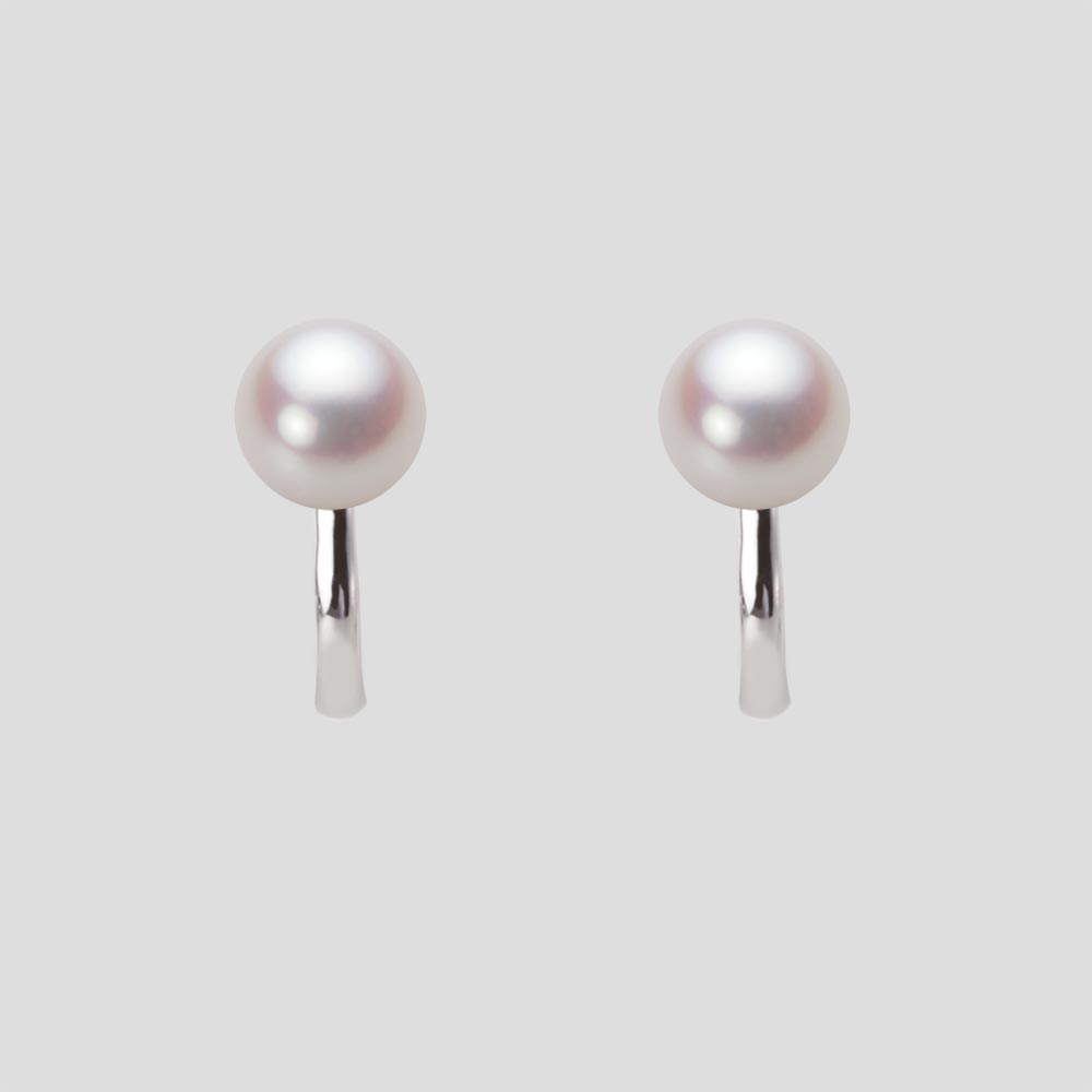 ギフト対応についてボタンシェープの真珠のシンプルな直結タイプのイヤリング。形状はクリップ式なので耳への負担が少なく、着け外しも簡単です。真珠の輝きだけで耳もとを華やかに飾ります。シンプルなデザインなので、どんな時でもお使いいただけます。真珠のサイズは、ちょっと小さめの6.0mm。小さめなサイズの珠です。6mmサイズの生産量は、日本産・アコヤ真珠のなかの5%ほどしかありません。色はアコヤ真珠で人気のあるホワイトピンク系色のロゼカラー。ロゼはホワイトピンク系色のなかでもさらにピンクを強く感じさせる華やかな色です。キズは最高等級・★★★★★のほぼ無キズの希少品で、テリ等級は★★★のテリのある真珠です。キズ等級は、全生産量に対し、わずか0.1％の割合でグレーディングしています。形状は直結タイプのイヤリング、ピアスに適した形のボタン。ボタンは着用状態では正面から見ると丸にしか見えませんが、横から見ると少し扁平しているのが分かります。Moon Label のボタンは丸みのある形状のみを使用しています。 Moon Label のアコヤ真珠は、日本産に限定してご提供しています。大月真珠は、パールネックレス＆ジュエリーのトップメーカーです。Moon Label は、大月真珠のインターネット・ブランドです。 ※真珠の色には個体差があります。真珠は、太陽光でご覧いただくのと、電灯の下でご覧いただくのでは見え方が変化します。電灯の色や光量などでも変わります。また、お客様のパソコンモニターのメーカーや設定などによっても、色の見え方には差が出ます。&nbsp;商品詳細品名6.0mm アコヤ 真珠 イヤリング型番HA00060B13WPNY23W0サイズアコヤ真珠・6.0mm色ホワイトピンク（ロゼ）形ボタンキズ等級★★★★★（5段階評価／日本の全生産量ベース）テリ等級★★★（5段階評価／日本の全生産量ベース）素材・詳細K14WG（ホワイトゴールド）真珠の産地日本付属品保証書&nbsp;&nbsp;&nbsp;日本でも、世界でも、アコヤ真珠の高級品の30%以上は当社製です。Moon Label は、パールネックレスのトップメーカーである大月真珠のインターネット・ブランドです。大月真珠は、アコヤ真珠の1級品（1級が最高級）の取扱量で30%以上のトップシェア（共販実績）を誇る会社です。言い換えれば、日本でも、世界でも、アコヤ真珠の高級品では、流通している商品の30%以上は当社製です。そのため、他社（他店）でご購入されていても、30%以上の確率で当社製の真珠をご購入されている可能性が高いと言えます。黒蝶真珠、白蝶真珠（ホワイト系、ゴールド系）においてもトップクラスの取扱量を誇っています。真珠の一貫メーカーが運営するオンラインショップです。大月真珠は、卸しの会社として名を知られた会社ですが、真珠の養殖から加工、販売までをおこなう一貫メーカーです。パールネックレスのメーカーとしては、国内で最も多くのネックレスを製作しています。真珠ルースについても国内最大量の供給元です。日本で一貫メーカーと呼べる会社は数社しか存在しません。トップメーカーが運営するショップなので、はじめての方でも安心してご購入いただけます。&nbsp;他社（他店）製の真珠と品質を比較してください。Moon Label で取り扱っている真珠はすべて自社で加工・製作した商品（金具、チェーンを除く）です。 そのため、商品には自信と責任を持ってお届けしています。ご購入後、他社（他店）の真珠と比較していただければ、その違いがお分かりになるはずです。パールジュエリーの種類は国内最大です。パールジュエリーの種類は、アコヤ真珠をはじめ、黒蝶真珠、白蝶真珠など、常時20,000種類以上を取り揃え、パールジュエリーの種類は国内最大です。現在、真珠を取り扱っているオンラインショップで、これだけの種類を揃えているところは存在しません。また、小売店舗の場合でも、現実的には店舗にストックできる在庫点数が限られるため、これだけの商品点数を揃えることは不可能です。Moon Label はインターネットでしか実現できなかったショップなのです。&nbsp;世界が認めた品質基準の商品をお届けします。大月真珠は、1975年以来、日本の真珠輸出額でトップ（日本真珠輸出加工組合統計）の座を守り続けています。世界の宝飾ブランドをはじめとするジュエラーが大月真珠の品質を認め、商品として採用をいただいています。この実績が、ワールド・スタンダードの証です。全生産量をベースとした明確なグレーディングを実施しています。Moon Label でご提供している商品も、このハイレベルの品質基準に基づいて製作されています。Moon Label のグレーディング（品質基準）は、在庫における相対比較ではなく、全生産量をベースとした明確なグレーディングです。また、すべての商品に、基本保証として1年間の無償修理保証が付いていますので、安心してお買い求めいただけます。Moon Label で取り扱っている真珠は、品質管理の観点から、貝種（真珠の種類）ごとに産地を限定しています。アコヤ真珠はすべて日本産、黒蝶真珠はフレンチポリネシア（タヒチ）産、白蝶真珠はオーストラリアとインドネシア産に限定してご提供しています。&nbsp;&nbsp;真珠の価値を決める要素としては、大きさ（サイズ）のほか、色、形、キズ、テリ（光沢）、巻きの6つの要素があります。Moon Label ではすべての真珠で大月真珠のグレーディングシステムに基づき、厳格な品質管理基準をクリアした商品のみを取り扱っています。 Moon Label の品質基準は、在庫のおける相対的な品質評価ではなく、日本産アコヤ真珠の全生産量からの出現率をベースとした、絶対的な品質評価を品質基準としています。このサイトで使用している生産量に関する数値は、生産者団体（※全真連、愛媛漁連ほか）が実施しているアコヤ真珠・1級品入札会（1級が最高級）の共販実績の数値をベースに、全国の生産量の推計値をもとに算出しています。※全真連＝全国真珠養殖漁業協同組合連合会、愛媛漁連＝愛媛県漁業協同組合連合会&nbsp;&nbsp;&nbsp;&nbsp;&nbsp;&nbsp;&nbsp;&nbsp;