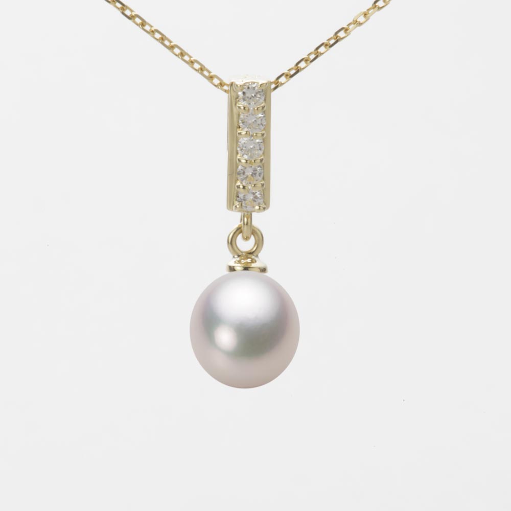 ギフト対応についてオーバルドロップの真珠に、ダイヤモンドを縦にあしらったデザインのペンダント。縦に5粒並んだダイヤモンドと真珠があなたの胸もとをエレガントに輝かせます。胸もとで真珠が揺れるデザインです。真珠のサイズは、ミドルサイズの7.0mm。ポピュラーなサイズの珠です。色はアコヤ真珠で人気のあるホワイトピンク系色のマリンカラー。マリンはピンクに少し青みのかかった色で、重厚感を感じさせます。テリのある真珠ではよりメタリックに見えます。キズは最高等級・★★★★★のほぼ無キズの希少品で、テリ等級は★★★のテリのある真珠です。キズ等級は、全生産量に対し、わずか0.1％の割合でグレーディングしています。形状はオーバルドロップ（長丸型）。オーバルドロップは、ぶら下がるダングリングタイプのイヤリング、ピアスまたはペンダントに適した形の真珠です。Moon Label のオーバルドロップは丸みのある形状のみを使用しています。 Moon Label のアコヤ真珠は、日本産に限定してご提供しています。※この商品にはチェーンは付属していません。ペンダントトップのみの商品です。大月真珠は、パールネックレス＆ジュエリーのトップメーカーです。Moon Label は、大月真珠のインターネット・ブランドです。※真珠の色には個体差があります。真珠は、太陽光でご覧いただくのと、電灯の下でご覧いただくのでは見え方が変化します。電灯の色や光量などでも変わります。また、お客様のパソコンモニターのメーカーや設定などによっても、色の見え方には差が出ます。&nbsp;商品詳細品名7.0mm アコヤ 真珠 ペンダント トップ型番HA00070D13WPG314Y0-Tサイズアコヤ真珠・7.0mm色ホワイトピンク（マリン）形オーバルドロップキズ等級★★★★★（5段階評価／日本の全生産量ベース）テリ等級★★★（5段階評価／日本の全生産量ベース）素材・詳細K18YG（イエローゴールド）、ダイヤモンド・0.1ct真珠の産地日本付属品保証書この商品にはチェーンの付属したタイプもあります。チェーン付き商品はこちらから。&nbsp;&nbsp;&nbsp;日本でも、世界でも、アコヤ真珠の高級品の30%以上は当社製です。Moon Label は、パールネックレスのトップメーカーである大月真珠のインターネット・ブランドです。大月真珠は、アコヤ真珠の1級品（1級が最高級）の取扱量で30%以上のトップシェア（共販実績）を誇る会社です。言い換えれば、日本でも、世界でも、アコヤ真珠の高級品では、流通している商品の30%以上は当社製です。そのため、他社（他店）でご購入されていても、30%以上の確率で当社製の真珠をご購入されている可能性が高いと言えます。黒蝶真珠、白蝶真珠（ホワイト系、ゴールド系）においてもトップクラスの取扱量を誇っています。真珠の一貫メーカーが運営するオンラインショップです。大月真珠は、卸しの会社として名を知られた会社ですが、真珠の養殖から加工、販売までをおこなう一貫メーカーです。パールネックレスのメーカーとしては、国内で最も多くのネックレスを製作しています。真珠ルースについても国内最大量の供給元です。日本で一貫メーカーと呼べる会社は数社しか存在しません。トップメーカーが運営するショップなので、はじめての方でも安心してご購入いただけます。&nbsp;他社（他店）製の真珠と品質を比較してください。Moon Label で取り扱っている真珠はすべて自社で加工・製作した商品（金具、チェーンを除く）です。 そのため、商品には自信と責任を持ってお届けしています。ご購入後、他社（他店）の真珠と比較していただければ、その違いがお分かりになるはずです。パールジュエリーの種類は国内最大です。パールジュエリーの種類は、アコヤ真珠をはじめ、黒蝶真珠、白蝶真珠など、常時20,000種類以上を取り揃え、パールジュエリーの種類は国内最大です。現在、真珠を取り扱っているオンラインショップで、これだけの種類を揃えているところは存在しません。また、小売店舗の場合でも、現実的には店舗にストックできる在庫点数が限られるため、これだけの商品点数を揃えることは不可能です。Moon Label はインターネットでしか実現できなかったショップなのです。&nbsp;世界が認めた品質基準の商品をお届けします。大月真珠は、1975年以来、日本の真珠輸出額でトップ（日本真珠輸出加工組合統計）の座を守り続けています。世界の宝飾ブランドをはじめとするジュエラーが大月真珠の品質を認め、商品として採用をいただいています。この実績が、ワールド・スタンダードの証です。全生産量をベースとした明確なグレーディングを実施しています。Moon Label でご提供している商品も、このハイレベルの品質基準に基づいて製作されています。Moon Label のグレーディング（品質基準）は、在庫における相対比較ではなく、全生産量をベースとした明確なグレーディングです。また、すべての商品に、基本保証として1年間の無償修理保証が付いていますので、安心してお買い求めいただけます。Moon Label で取り扱っている真珠は、品質管理の観点から、貝種（真珠の種類）ごとに産地を限定しています。アコヤ真珠はすべて日本産、黒蝶真珠はフレンチポリネシア（タヒチ）産、白蝶真珠はオーストラリアとインドネシア産に限定してご提供しています。&nbsp;&nbsp;真珠の価値を決める要素としては、大きさ（サイズ）のほか、色、形、キズ、テリ（光沢）、巻きの6つの要素があります。Moon Label ではすべての真珠で大月真珠のグレーディングシステムに基づき、厳格な品質管理基準をクリアした商品のみを取り扱っています。 Moon Label の品質基準は、在庫のおける相対的な品質評価ではなく、日本産アコヤ真珠の全生産量からの出現率をベースとした、絶対的な品質評価を品質基準としています。このサイトで使用している生産量に関する数値は、生産者団体（※全真連、愛媛漁連ほか）が実施しているアコヤ真珠・1級品入札会（1級が最高級）の共販実績の数値をベースに、全国の生産量の推計値をもとに算出しています。※全真連＝全国真珠養殖漁業協同組合連合会、愛媛漁連＝愛媛県漁業協同組合連合会&nbsp;&nbsp;&nbsp;&nbsp;&nbsp;&nbsp;&nbsp;&nbsp;