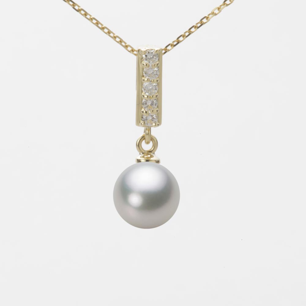 ギフト対応についてダイヤモンドを縦にあしらったデザインのペンダント。縦に5粒並んだダイヤモンドと真珠があなたの胸もとをエレガントに輝かせます。胸もとで真珠が揺れるデザインです。真珠のサイズは、スタンダードな7.5mm。ポピュラーなサイズの珠です。今のアコヤ真珠のスタンダードサイズはこの7.5mmです。色はアコヤ真珠では出現率の低いシルバーグレー。シックでスタイリッシュなシルバー系色です。キズは最高等級・★★★★★のほぼ無キズの希少品で、テリ等級は★★★のテリのある真珠です。キズ等級は、全生産量に対し、わずか0.1％の割合でグレーディングしています。形状はどのアイテムでも使用可能なラウンド。Moon Labelの厳しい品質基準に基づき、ラウンドは純粋な真円真珠のみを厳選しています。 Moon Label のアコヤ真珠は、日本産に限定してご提供しています。※この商品にはチェーンは付属していません。ペンダントトップのみの商品です。大月真珠は、パールネックレスのトップメーカーです。Moon Label は、大月真珠のインターネット・ブランドです。※真珠の色には個体差があります。真珠は、太陽光でご覧いただくのと、電灯の下でご覧いただくのでは見え方が変化します。電灯の色や光量などでも変わります。また、お客様のパソコンモニターのメーカーや設定などによっても、色の見え方には差が出ます。&nbsp;商品詳細品名7.5mmアコヤ真珠パールペンダントトップ（シルバーグレー）型番HA00075R13SG0314Y0-Tサイズアコヤ真珠・7.5mm色シルバーグレー形ラウンドキズ等級★★★★★（5段階評価／日本の全生産量ベース）テリ等級★★★（5段階評価／日本の全生産量ベース）素材・詳細K18YG（イエローゴールド）、ダイヤモンド・0.1ct真珠の産地日本付属品保証書この商品にはチェーンの付属したタイプもあります。チェーン付き商品はこちらから。&nbsp;&nbsp;&nbsp;日本でも、世界でも、アコヤ真珠の高級品の30%以上は当社製です。Moon Label は、パールネックレスのトップメーカーである大月真珠のインターネット・ブランドです。大月真珠は、アコヤ真珠の1級品（1級が最高級）の取扱量で30%以上のトップシェア（共販実績）を誇る会社です。言い換えれば、日本でも、世界でも、アコヤ真珠の高級品では、流通している商品の30%以上は当社製です。そのため、他社（他店）でご購入されていても、30%以上の確率で当社製の真珠をご購入されている可能性が高いと言えます。黒蝶真珠、白蝶真珠（ホワイト系、ゴールド系）においてもトップクラスの取扱量を誇っています。真珠の一貫メーカーが運営するオンラインショップです。大月真珠は、卸しの会社として名を知られた会社ですが、真珠の養殖から加工、販売までをおこなう一貫メーカーです。パールネックレスのメーカーとしては、国内で最も多くのネックレスを製作しています。真珠ルースについても国内最大量の供給元です。日本で一貫メーカーと呼べる会社は数社しか存在しません。トップメーカーが運営するショップなので、はじめての方でも安心してご購入いただけます。&nbsp;他社（他店）製の真珠と品質を比較してください。Moon Label で取り扱っている真珠はすべて自社で加工・製作した商品（金具、チェーンを除く）です。 そのため、商品には自信と責任を持ってお届けしています。ご購入後、他社（他店）の真珠と比較していただければ、その違いがお分かりになるはずです。パールジュエリーの種類は国内最大です。パールジュエリーの種類は、アコヤ真珠をはじめ、黒蝶真珠、白蝶真珠など、常時20,000種類以上を取り揃え、パールジュエリーの種類は国内最大です。現在、真珠を取り扱っているオンラインショップで、これだけの種類を揃えているところは存在しません。また、小売店舗の場合でも、現実的には店舗にストックできる在庫点数が限られるため、これだけの商品点数を揃えることは不可能です。Moon Label はインターネットでしか実現できなかったショップなのです。&nbsp;世界が認めた品質基準の商品をお届けします。大月真珠は、1975年以来、日本の真珠輸出額でトップ（日本真珠輸出加工組合統計）の座を守り続けています。世界の宝飾ブランドをはじめとするジュエラーが大月真珠の品質を認め、商品として採用をいただいています。この実績が、ワールド・スタンダードの証です。全生産量をベースとした明確なグレーディングを実施しています。Moon Label でご提供している商品も、このハイレベルの品質基準に基づいて製作されています。Moon Label のグレーディング（品質基準）は、在庫における相対比較ではなく、全生産量をベースとした明確なグレーディングです。また、すべての商品に、基本保証として1年間の無償修理保証が付いていますので、安心してお買い求めいただけます。Moon Label で取り扱っている真珠は、品質管理の観点から、貝種（真珠の種類）ごとに産地を限定しています。アコヤ真珠はすべて日本産、黒蝶真珠はフレンチポリネシア（タヒチ）産、白蝶真珠はオーストラリアとインドネシア産に限定してご提供しています。&nbsp;&nbsp;真珠の価値を決める要素としては、大きさ（サイズ）のほか、色、形、キズ、テリ（光沢）、巻きの6つの要素があります。Moon Label ではすべての真珠で大月真珠のグレーディングシステムに基づき、厳格な品質管理基準をクリアした商品のみを取り扱っています。 Moon Label の品質基準は、在庫のおける相対的な品質評価ではなく、日本産アコヤ真珠の全生産量からの出現率をベースとした、絶対的な品質評価を品質基準としています。このサイトで使用している生産量に関する数値は、生産者団体（※全真連、愛媛漁連ほか）が実施しているアコヤ真珠・1級品入札会（1級が最高級）の共販実績の数値をベースに、全国の生産量の推計値をもとに算出しています。※全真連＝全国真珠養殖漁業協同組合連合会、愛媛漁連＝愛媛県漁業協同組合連合会&nbsp;&nbsp;&nbsp;&nbsp;&nbsp;&nbsp;&nbsp;&nbsp;