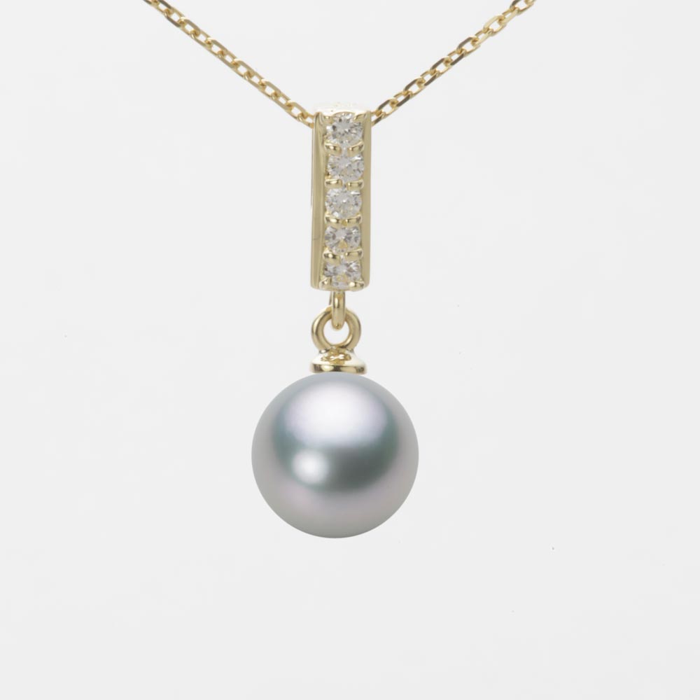 ギフト対応についてダイヤモンドを縦にあしらったデザインのペンダント。縦に5粒並んだダイヤモンドと真珠があなたの胸もとをエレガントに輝かせます。胸もとで真珠が揺れるデザインです。真珠のサイズは、ちょっと大きめの8.0mm。どのアイテムでもご利用いただけるボリューム感のあるサイズです。色はアコヤ真珠では出現率の低いシルバーグレー。シックでスタイリッシュなシルバー系色です。キズは最高等級・★★★★★のほぼ無キズの希少品で、テリ等級は★★★★のテリの強い真珠です。キズ等級は、全生産量に対し、わずか0.1％の割合でグレーディングしています。形状はどのアイテムでも使用可能なラウンド。Moon Labelの厳しい品質基準に基づき、ラウンドは純粋な真円真珠のみを厳選しています。 Moon Label のアコヤ真珠は、日本産に限定してご提供しています。※この商品にはチェーンは付属していません。ペンダントトップのみの商品です。大月真珠は、パールネックレスのトップメーカーです。Moon Label は、大月真珠のインターネット・ブランドです。※真珠の色には個体差があります。真珠は、太陽光でご覧いただくのと、電灯の下でご覧いただくのでは見え方が変化します。電灯の色や光量などでも変わります。また、お客様のパソコンモニターのメーカーや設定などによっても、色の見え方には差が出ます。&nbsp;商品詳細品名8.0mmアコヤ真珠パールペンダントトップ（シルバーグレー）型番HA00080R12SG0314Y0-Tサイズアコヤ真珠・8.0mm色シルバーグレー形ラウンドキズ等級★★★★★（5段階評価／日本の全生産量ベース）テリ等級★★★★（5段階評価／日本の全生産量ベース）素材・詳細K18YG（イエローゴールド）、ダイヤモンド・0.1ct真珠の産地日本付属品保証書この商品にはチェーンの付属したタイプもあります。チェーン付き商品はこちらから。&nbsp;&nbsp;&nbsp;日本でも、世界でも、アコヤ真珠の高級品の30%以上は当社製です。Moon Label は、パールネックレスのトップメーカーである大月真珠のインターネット・ブランドです。大月真珠は、アコヤ真珠の1級品（1級が最高級）の取扱量で30%以上のトップシェア（共販実績）を誇る会社です。言い換えれば、日本でも、世界でも、アコヤ真珠の高級品では、流通している商品の30%以上は当社製です。そのため、他社（他店）でご購入されていても、30%以上の確率で当社製の真珠をご購入されている可能性が高いと言えます。黒蝶真珠、白蝶真珠（ホワイト系、ゴールド系）においてもトップクラスの取扱量を誇っています。真珠の一貫メーカーが運営するオンラインショップです。大月真珠は、卸しの会社として名を知られた会社ですが、真珠の養殖から加工、販売までをおこなう一貫メーカーです。パールネックレスのメーカーとしては、国内で最も多くのネックレスを製作しています。真珠ルースについても国内最大量の供給元です。日本で一貫メーカーと呼べる会社は数社しか存在しません。トップメーカーが運営するショップなので、はじめての方でも安心してご購入いただけます。&nbsp;他社（他店）製の真珠と品質を比較してください。Moon Label で取り扱っている真珠はすべて自社で加工・製作した商品（金具、チェーンを除く）です。 そのため、商品には自信と責任を持ってお届けしています。ご購入後、他社（他店）の真珠と比較していただければ、その違いがお分かりになるはずです。パールジュエリーの種類は国内最大です。パールジュエリーの種類は、アコヤ真珠をはじめ、黒蝶真珠、白蝶真珠など、常時20,000種類以上を取り揃え、パールジュエリーの種類は国内最大です。現在、真珠を取り扱っているオンラインショップで、これだけの種類を揃えているところは存在しません。また、小売店舗の場合でも、現実的には店舗にストックできる在庫点数が限られるため、これだけの商品点数を揃えることは不可能です。Moon Label はインターネットでしか実現できなかったショップなのです。&nbsp;世界が認めた品質基準の商品をお届けします。大月真珠は、1975年以来、日本の真珠輸出額でトップ（日本真珠輸出加工組合統計）の座を守り続けています。世界の宝飾ブランドをはじめとするジュエラーが大月真珠の品質を認め、商品として採用をいただいています。この実績が、ワールド・スタンダードの証です。全生産量をベースとした明確なグレーディングを実施しています。Moon Label でご提供している商品も、このハイレベルの品質基準に基づいて製作されています。Moon Label のグレーディング（品質基準）は、在庫における相対比較ではなく、全生産量をベースとした明確なグレーディングです。また、すべての商品に、基本保証として1年間の無償修理保証が付いていますので、安心してお買い求めいただけます。Moon Label で取り扱っている真珠は、品質管理の観点から、貝種（真珠の種類）ごとに産地を限定しています。アコヤ真珠はすべて日本産、黒蝶真珠はフレンチポリネシア（タヒチ）産、白蝶真珠はオーストラリアとインドネシア産に限定してご提供しています。&nbsp;&nbsp;真珠の価値を決める要素としては、大きさ（サイズ）のほか、色、形、キズ、テリ（光沢）、巻きの6つの要素があります。Moon Label ではすべての真珠で大月真珠のグレーディングシステムに基づき、厳格な品質管理基準をクリアした商品のみを取り扱っています。 Moon Label の品質基準は、在庫のおける相対的な品質評価ではなく、日本産アコヤ真珠の全生産量からの出現率をベースとした、絶対的な品質評価を品質基準としています。このサイトで使用している生産量に関する数値は、生産者団体（※全真連、愛媛漁連ほか）が実施しているアコヤ真珠・1級品入札会（1級が最高級）の共販実績の数値をベースに、全国の生産量の推計値をもとに算出しています。※全真連＝全国真珠養殖漁業協同組合連合会、愛媛漁連＝愛媛県漁業協同組合連合会&nbsp;&nbsp;&nbsp;&nbsp;&nbsp;&nbsp;&nbsp;&nbsp;