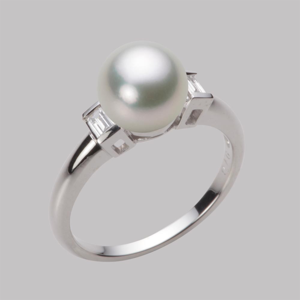 ギフト対応について真珠の左右にバゲットカットのダイヤモンドをあしらい、真珠を引き立てるデザインのリング。丸い真珠とスクエアのバゲットカットのダイヤモンドのコントラストが見る人を引き付け、エレガントな指もとを演出します。真珠のサイズは、ちょっ...