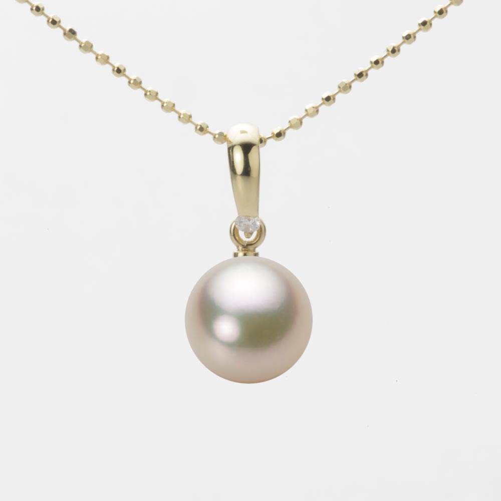 ギフト対応についてシンプルでオーソドックスなデザインのペンダント。小粒のダイヤモンドを1粒だけあしらったデザインで、真珠の美しさを大切にしています。あなたの胸もとで真珠が揺れます。標準チェーンは、1.0mmカットボールチェーンです。真珠のサイズは、ゴージャスなサイズの8.5mm。しっかりとした印象を与えるサイズです。ゴージャスで見栄えのするサイズなので、どのアイテムでもお使いいただけるサイズです。色はよりゴールド系色に近いシャンパンカラー。存在感を感じさせるシャンパン系色です。キズは最高等級・★★★★★のほぼ無キズの希少品で、テリ等級は★★★★のテリの強い真珠です。キズ等級は、全生産量に対し、わずか0.1％の割合でグレーディングしています。形状はどのアイテムでも使用可能なラウンド。Moon Labelの厳しい品質基準に基づき、ラウンドは純粋な真円真珠のみを厳選しています。 Moon Label のアコヤ真珠は、日本産に限定してご提供しています。大月真珠は、パールネックレスのトップメーカーです。Moon Label は、大月真珠のインターネット・ブランドです。※真珠の色には個体差があります。真珠は、太陽光でご覧いただくのと、電灯の下でご覧いただくのでは見え方が変化します。電灯の色や光量などでも変わります。また、お客様のパソコンモニターのメーカーや設定などによっても、色の見え方には差が出ます。&nbsp;商品詳細品名8.5mmアコヤ真珠ペンダント（シャンパンゴールド）型番HA00085R12CG01500Yサイズアコヤ真珠・8.5mm色シャンパンゴールド形ラウンドキズ等級★★★★★（5段階評価／日本の全生産量ベース）テリ等級★★★★（5段階評価／日本の全生産量ベース）素材・詳細K18YG（イエローゴールド）、ダイヤモンド・0.02ct、チェーン・全長45cm（スライド式）真珠の産地日本付属品保証書&nbsp;&nbsp;&nbsp;日本でも、世界でも、アコヤ真珠の高級品の30%以上は当社製です。Moon Label は、パールネックレスのトップメーカーである大月真珠のインターネット・ブランドです。大月真珠は、アコヤ真珠の1級品（1級が最高級）の取扱量で30%以上のトップシェア（共販実績）を誇る会社です。言い換えれば、日本でも、世界でも、アコヤ真珠の高級品では、流通している商品の30%以上は当社製です。そのため、他社（他店）でご購入されていても、30%以上の確率で当社製の真珠をご購入されている可能性が高いと言えます。黒蝶真珠、白蝶真珠（ホワイト系、ゴールド系）においてもトップクラスの取扱量を誇っています。真珠の一貫メーカーが運営するオンラインショップです。大月真珠は、卸しの会社として名を知られた会社ですが、真珠の養殖から加工、販売までをおこなう一貫メーカーです。パールネックレスのメーカーとしては、国内で最も多くのネックレスを製作しています。真珠ルースについても国内最大量の供給元です。日本で一貫メーカーと呼べる会社は数社しか存在しません。トップメーカーが運営するショップなので、はじめての方でも安心してご購入いただけます。&nbsp;他社（他店）製の真珠と品質を比較してください。Moon Label で取り扱っている真珠はすべて自社で加工・製作した商品（金具、チェーンを除く）です。 そのため、商品には自信と責任を持ってお届けしています。ご購入後、他社（他店）の真珠と比較していただければ、その違いがお分かりになるはずです。パールジュエリーの種類は国内最大です。パールジュエリーの種類は、アコヤ真珠をはじめ、黒蝶真珠、白蝶真珠など、常時20,000種類以上を取り揃え、パールジュエリーの種類は国内最大です。現在、真珠を取り扱っているオンラインショップで、これだけの種類を揃えているところは存在しません。また、小売店舗の場合でも、現実的には店舗にストックできる在庫点数が限られるため、これだけの商品点数を揃えることは不可能です。Moon Label はインターネットでしか実現できなかったショップなのです。&nbsp;世界が認めた品質基準の商品をお届けします。大月真珠は、1975年以来、日本の真珠輸出額でトップ（日本真珠輸出加工組合統計）の座を守り続けています。世界の宝飾ブランドをはじめとするジュエラーが大月真珠の品質を認め、商品として採用をいただいています。この実績が、ワールド・スタンダードの証です。全生産量をベースとした明確なグレーディングを実施しています。Moon Label でご提供している商品も、このハイレベルの品質基準に基づいて製作されています。Moon Label のグレーディング（品質基準）は、在庫における相対比較ではなく、全生産量をベースとした明確なグレーディングです。また、すべての商品に、基本保証として1年間の無償修理保証が付いていますので、安心してお買い求めいただけます。Moon Label で取り扱っている真珠は、品質管理の観点から、貝種（真珠の種類）ごとに産地を限定しています。アコヤ真珠はすべて日本産、黒蝶真珠はフレンチポリネシア（タヒチ）産、白蝶真珠はオーストラリアとインドネシア産に限定してご提供しています。&nbsp;&nbsp;真珠の価値を決める要素としては、大きさ（サイズ）のほか、色、形、キズ、テリ（光沢）、巻きの6つの要素があります。Moon Label ではすべての真珠で大月真珠のグレーディングシステムに基づき、厳格な品質管理基準をクリアした商品のみを取り扱っています。 Moon Label の品質基準は、在庫のおける相対的な品質評価ではなく、日本産アコヤ真珠の全生産量からの出現率をベースとした、絶対的な品質評価を品質基準としています。このサイトで使用している生産量に関する数値は、生産者団体（※全真連、愛媛漁連ほか）が実施しているアコヤ真珠・1級品入札会（1級が最高級）の共販実績の数値をベースに、全国の生産量の推計値をもとに算出しています。※全真連＝全国真珠養殖漁業協同組合連合会、愛媛漁連＝愛媛県漁業協同組合連合会&nbsp;&nbsp;&nbsp;&nbsp;&nbsp;&nbsp;&nbsp;&nbsp;