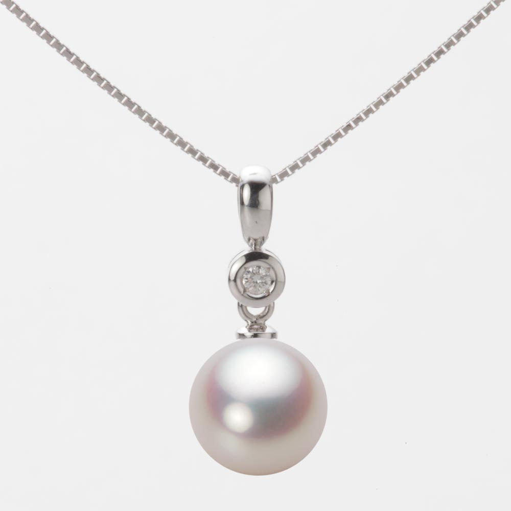ギフト対応についてサークルの中にダイヤモンドを埋め込んだシンプルなデザインのペンダント。柔らかなフォルムのペンダントです。あなたの胸もとで真珠が揺れ、胸もとのオシャレを演出します。真珠のサイズは、セレブリティーなサイズの9.0mm。存在感を主張できるサイズです。9mmサイズの生産量は、日本産・アコヤ真珠のなかの10%未満しかありません。色はアコヤ真珠で人気のあるホワイトピンク系色のロゼカラー。ロゼはホワイトピンク系色のなかでもさらにピンクを強く感じさせる華やかな色です。キズは最高等級・★★★★★のほぼ無キズの希少品で、テリ等級は★★★★のテリの強い真珠です。キズ等級は、全生産量に対し、わずか0.1％の割合でグレーディングしています。形状はどのアイテムでも使用可能なラウンド。Moon Labelの厳しい品質基準に基づき、ラウンドは純粋な真円真珠のみを厳選しています。 Moon Label のアコヤ真珠は、日本産に限定してご提供しています。※この商品にはチェーンは付属していません。ペンダントトップのみの商品です。大月真珠は、パールネックレスのトップメーカーです。Moon Label は、大月真珠のインターネット・ブランドです。※真珠の色には個体差があります。真珠は、太陽光でご覧いただくのと、電灯の下でご覧いただくのでは見え方が変化します。電灯の色や光量などでも変わります。また、お客様のパソコンモニターのメーカーや設定などによっても、色の見え方には差が出ます。&nbsp;商品詳細品名9.0mmアコヤ真珠パールペンダントトップ（ホワイトピンク・ロゼ）型番HA00090R12WPN725W0-Tサイズアコヤ真珠・9.0mm色ホワイトピンク（ロゼ）形ラウンドキズ等級★★★★★（5段階評価／日本の全生産量ベース）テリ等級★★★★（5段階評価／日本の全生産量ベース）素材・詳細K18WG（ホワイトゴールド）、ダイヤモンド・0.03ct真珠の産地日本付属品保証書この商品にはチェーンの付属したタイプもあります。チェーン付き商品はこちらから。&nbsp;&nbsp;&nbsp;日本でも、世界でも、アコヤ真珠の高級品の30%以上は当社製です。Moon Label は、パールネックレスのトップメーカーである大月真珠のインターネット・ブランドです。大月真珠は、アコヤ真珠の1級品（1級が最高級）の取扱量で30%以上のトップシェア（共販実績）を誇る会社です。言い換えれば、日本でも、世界でも、アコヤ真珠の高級品では、流通している商品の30%以上は当社製です。そのため、他社（他店）でご購入されていても、30%以上の確率で当社製の真珠をご購入されている可能性が高いと言えます。黒蝶真珠、白蝶真珠（ホワイト系、ゴールド系）においてもトップクラスの取扱量を誇っています。真珠の一貫メーカーが運営するオンラインショップです。大月真珠は、卸しの会社として名を知られた会社ですが、真珠の養殖から加工、販売までをおこなう一貫メーカーです。パールネックレスのメーカーとしては、国内で最も多くのネックレスを製作しています。真珠ルースについても国内最大量の供給元です。日本で一貫メーカーと呼べる会社は数社しか存在しません。トップメーカーが運営するショップなので、はじめての方でも安心してご購入いただけます。&nbsp;他社（他店）製の真珠と品質を比較してください。Moon Label で取り扱っている真珠はすべて自社で加工・製作した商品（金具、チェーンを除く）です。 そのため、商品には自信と責任を持ってお届けしています。ご購入後、他社（他店）の真珠と比較していただければ、その違いがお分かりになるはずです。パールジュエリーの種類は国内最大です。パールジュエリーの種類は、アコヤ真珠をはじめ、黒蝶真珠、白蝶真珠など、常時20,000種類以上を取り揃え、パールジュエリーの種類は国内最大です。現在、真珠を取り扱っているオンラインショップで、これだけの種類を揃えているところは存在しません。また、小売店舗の場合でも、現実的には店舗にストックできる在庫点数が限られるため、これだけの商品点数を揃えることは不可能です。Moon Label はインターネットでしか実現できなかったショップなのです。&nbsp;世界が認めた品質基準の商品をお届けします。大月真珠は、1975年以来、日本の真珠輸出額でトップ（日本真珠輸出加工組合統計）の座を守り続けています。世界の宝飾ブランドをはじめとするジュエラーが大月真珠の品質を認め、商品として採用をいただいています。この実績が、ワールド・スタンダードの証です。全生産量をベースとした明確なグレーディングを実施しています。Moon Label でご提供している商品も、このハイレベルの品質基準に基づいて製作されています。Moon Label のグレーディング（品質基準）は、在庫における相対比較ではなく、全生産量をベースとした明確なグレーディングです。また、すべての商品に、基本保証として1年間の無償修理保証が付いていますので、安心してお買い求めいただけます。Moon Label で取り扱っている真珠は、品質管理の観点から、貝種（真珠の種類）ごとに産地を限定しています。アコヤ真珠はすべて日本産、黒蝶真珠はフレンチポリネシア（タヒチ）産、白蝶真珠はオーストラリアとインドネシア産に限定してご提供しています。&nbsp;&nbsp;真珠の価値を決める要素としては、大きさ（サイズ）のほか、色、形、キズ、テリ（光沢）、巻きの6つの要素があります。Moon Label ではすべての真珠で大月真珠のグレーディングシステムに基づき、厳格な品質管理基準をクリアした商品のみを取り扱っています。 Moon Label の品質基準は、在庫のおける相対的な品質評価ではなく、日本産アコヤ真珠の全生産量からの出現率をベースとした、絶対的な品質評価を品質基準としています。このサイトで使用している生産量に関する数値は、生産者団体（※全真連、愛媛漁連ほか）が実施しているアコヤ真珠・1級品入札会（1級が最高級）の共販実績の数値をベースに、全国の生産量の推計値をもとに算出しています。※全真連＝全国真珠養殖漁業協同組合連合会、愛媛漁連＝愛媛県漁業協同組合連合会&nbsp;&nbsp;&nbsp;&nbsp;&nbsp;&nbsp;&nbsp;&nbsp;