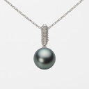 ギフト対応についてダイヤモンドをフロント部分に敷きつめ、アクセントにしたペンダント。シンプルなデザインながら、敷きつめられたダイヤモンドがさり気なく主張するデザインです。真珠が胸もとで揺れ、あなたの胸もとを印象付けます。真珠のサイズは8mm。このサイズはタヒチ産黒蝶真珠のほぼ最小に近いサイズです。色はダークグリーン。ダークグリーンは、深みのあるグリーン系色です。この天然の特有の色は黒蝶真珠にしかない色です。キズは最高等級・★★★★★のほぼ無キズの希少品で、テリ等級は★★★のテリのある真珠です。キズ等級は、全生産量に対し、わずか0.1％の割合でグレーディングしています。形状はどのアイテムでも使用可能なラウンド。Moon Labelの厳しい品質基準に基づき、ラウンドは純粋な真円真珠のみを厳選しています。 Moon Label の黒蝶真珠は、タヒチ（フレンチポリネシア）産に限定してご提供しています。※この商品にはチェーンは付属していません。ペンダントトップのみの商品です。大月真珠は、パールネックレスのトップメーカーです。Moon Label は、大月真珠のインターネット・ブランドです。※真珠の色には個体差があります。真珠は、太陽光でご覧いただくのと、電灯の下でご覧いただくのでは見え方が変化します。電灯の色や光量などでも変わります。また、お客様のパソコンモニターのメーカーや設定などによっても、色の見え方には差が出ます。&nbsp;商品詳細品名8mm黒蝶真珠パールペンダントトップ（ダークグリーン）型番NB00008R13DG01489W-Tサイズ黒蝶真珠・8mm色ダークグリーン形ラウンドキズ等級★★★★★（5段階評価）テリ等級★★★（5段階評価）素材・詳細K18WG（ホワイトゴールド）、ダイヤモンド・0.08ct真珠の産地タヒチ（フレンチポリネシア）付属品保証書この商品にはチェーンの付属したタイプもあります。チェーン付き商品はこちらから。&nbsp;&nbsp;&nbsp;日本でも、世界でも、アコヤ真珠の高級品の30%以上は当社製です。Moon Label は、パールネックレスのトップメーカーである大月真珠のインターネット・ブランドです。大月真珠は、アコヤ真珠の1級品（1級が最高級）の取扱量で30%以上のトップシェア（共販実績）を誇る会社です。言い換えれば、日本でも、世界でも、アコヤ真珠の高級品では、流通している商品の30%以上は当社製です。そのため、他社（他店）でご購入されていても、30%以上の確率で当社製の真珠をご購入されている可能性が高いと言えます。黒蝶真珠、白蝶真珠（ホワイト系、ゴールド系）においてもトップクラスの取扱量を誇っています。真珠の一貫メーカーが運営するオンラインショップです。大月真珠は、卸しの会社として名を知られた会社ですが、真珠の養殖から加工、販売までをおこなう一貫メーカーです。パールネックレスのメーカーとしては、国内で最も多くのネックレスを製作しています。真珠ルースについても国内最大量の供給元です。日本で一貫メーカーと呼べる会社は数社しか存在しません。トップメーカーが運営するショップなので、はじめての方でも安心してご購入いただけます。&nbsp;他社（他店）製の真珠と品質を比較してください。Moon Label で取り扱っている真珠はすべて自社で加工・製作した商品（金具、チェーンを除く）です。 そのため、商品には自信と責任を持ってお届けしています。ご購入後、他社（他店）の真珠と比較していただければ、その違いがお分かりになるはずです。パールジュエリーの種類は国内最大です。パールジュエリーの種類は、アコヤ真珠をはじめ、黒蝶真珠、白蝶真珠など、常時20,000種類以上を取り揃え、パールジュエリーの種類は国内最大です。現在、真珠を取り扱っているオンラインショップで、これだけの種類を揃えているところは存在しません。また、小売店舗の場合でも、現実的には店舗にストックできる在庫点数が限られるため、これだけの商品点数を揃えることは不可能です。Moon Label はインターネットでしか実現できなかったショップなのです。&nbsp;世界が認めた品質基準の商品をお届けします。大月真珠は、1975年以来、日本の真珠輸出額でトップ（日本真珠輸出加工組合統計）の座を守り続けています。世界の宝飾ブランドをはじめとするジュエラーが大月真珠の品質を認め、商品として採用をいただいています。この実績が、ワールド・スタンダードの証です。全生産量をベースとした明確なグレーディングを実施しています。Moon Label でご提供している商品も、このハイレベルの品質基準に基づいて製作されています。Moon Label のグレーディング（品質基準）は、在庫における相対比較ではなく、全生産量をベースとした明確なグレーディングです。また、すべての商品に、基本保証として1年間の無償修理保証が付いていますので、安心してお買い求めいただけます。Moon Label で取り扱っている真珠は、品質管理の観点から、貝種（真珠の種類）ごとに産地を限定しています。アコヤ真珠はすべて日本産、黒蝶真珠はフレンチポリネシア（タヒチ）産、白蝶真珠はオーストラリアとインドネシア産に限定してご提供しています。&nbsp;&nbsp;真珠の価値を決める要素としては、大きさ（サイズ）のほか、色、形、キズ、テリ（光沢）、巻きの6つの要素があります。Moon Label ではすべての真珠で大月真珠のグレーディングシステムに基づき、厳格な品質管理基準をクリアした商品のみを取り扱っています。 Moon Label の品質基準は、在庫のおける相対的な品質評価ではなく、黒蝶真珠の全生産量からの出現率をベースとした、絶対的な品質評価を品質基準としています。&nbsp;&nbsp;&nbsp;&nbsp;&nbsp;&nbsp;&nbsp;&nbsp;