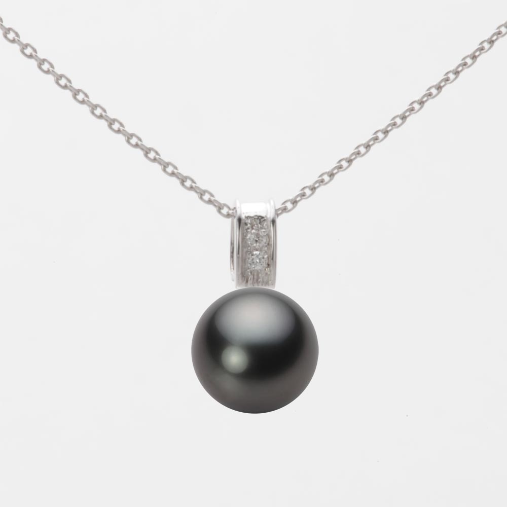 ギフト対応についてフロント部分に小粒のダイヤモンドを敷きつめたシンプルなデザインのペンダント。小粒のダイヤモンドをアクセントにしていますが、シンプルなデザインなので、真珠の輝きを大切にするデザインです。真珠のサイズは8mm。このサイズはタヒチ産黒蝶真珠のほぼ最小に近いサイズです。色はピーコック。ピーコックとは、深みのあるグリーンブラック系色のことで、黒蝶真珠では希少価値が高く人気があります。この天然の特有の色は黒蝶真珠にしかない色です。キズは最高等級・★★★★★のほぼ無キズの希少品で、テリ等級は★★★のテリのある真珠です。キズ等級は、全生産量に対し、わずか0.1％の割合でグレーディングしています。形状はどのアイテムでも使用可能なラウンド。Moon Labelの厳しい品質基準に基づき、ラウンドは純粋な真円真珠のみを厳選しています。 Moon Label の黒蝶真珠は、タヒチ（フレンチポリネシア）産に限定してご提供しています。※この商品にはチェーンは付属していません。ペンダントトップのみの商品です。大月真珠は、パールネックレスのトップメーカーです。Moon Label は、大月真珠のインターネット・ブランドです。※真珠の色には個体差があります。真珠は、太陽光でご覧いただくのと、電灯の下でご覧いただくのでは見え方が変化します。電灯の色や光量などでも変わります。また、お客様のパソコンモニターのメーカーや設定などによっても、色の見え方には差が出ます。&nbsp;商品詳細品名8mm黒蝶真珠パールペンダントトップ（ピーコック）型番NB00008R13PC0647W0-Tサイズ黒蝶真珠・8mm色ピーコック形ラウンドキズ等級★★★★★（5段階評価）テリ等級★★★（5段階評価）素材・詳細K18WG（ホワイトゴールド）、ダイヤモンド・0.01ct真珠の産地タヒチ（フレンチポリネシア）付属品保証書この商品にはチェーンの付属したタイプもあります。チェーン付き商品はこちらから。&nbsp;&nbsp;&nbsp;日本でも、世界でも、アコヤ真珠の高級品の30%以上は当社製です。Moon Label は、パールネックレスのトップメーカーである大月真珠のインターネット・ブランドです。大月真珠は、アコヤ真珠の1級品（1級が最高級）の取扱量で30%以上のトップシェア（共販実績）を誇る会社です。言い換えれば、日本でも、世界でも、アコヤ真珠の高級品では、流通している商品の30%以上は当社製です。そのため、他社（他店）でご購入されていても、30%以上の確率で当社製の真珠をご購入されている可能性が高いと言えます。黒蝶真珠、白蝶真珠（ホワイト系、ゴールド系）においてもトップクラスの取扱量を誇っています。真珠の一貫メーカーが運営するオンラインショップです。大月真珠は、卸しの会社として名を知られた会社ですが、真珠の養殖から加工、販売までをおこなう一貫メーカーです。パールネックレスのメーカーとしては、国内で最も多くのネックレスを製作しています。真珠ルースについても国内最大量の供給元です。日本で一貫メーカーと呼べる会社は数社しか存在しません。トップメーカーが運営するショップなので、はじめての方でも安心してご購入いただけます。&nbsp;他社（他店）製の真珠と品質を比較してください。Moon Label で取り扱っている真珠はすべて自社で加工・製作した商品（金具、チェーンを除く）です。 そのため、商品には自信と責任を持ってお届けしています。ご購入後、他社（他店）の真珠と比較していただければ、その違いがお分かりになるはずです。パールジュエリーの種類は国内最大です。パールジュエリーの種類は、アコヤ真珠をはじめ、黒蝶真珠、白蝶真珠など、常時20,000種類以上を取り揃え、パールジュエリーの種類は国内最大です。現在、真珠を取り扱っているオンラインショップで、これだけの種類を揃えているところは存在しません。また、小売店舗の場合でも、現実的には店舗にストックできる在庫点数が限られるため、これだけの商品点数を揃えることは不可能です。Moon Label はインターネットでしか実現できなかったショップなのです。&nbsp;世界が認めた品質基準の商品をお届けします。大月真珠は、1975年以来、日本の真珠輸出額でトップ（日本真珠輸出加工組合統計）の座を守り続けています。世界の宝飾ブランドをはじめとするジュエラーが大月真珠の品質を認め、商品として採用をいただいています。この実績が、ワールド・スタンダードの証です。全生産量をベースとした明確なグレーディングを実施しています。Moon Label でご提供している商品も、このハイレベルの品質基準に基づいて製作されています。Moon Label のグレーディング（品質基準）は、在庫における相対比較ではなく、全生産量をベースとした明確なグレーディングです。また、すべての商品に、基本保証として1年間の無償修理保証が付いていますので、安心してお買い求めいただけます。Moon Label で取り扱っている真珠は、品質管理の観点から、貝種（真珠の種類）ごとに産地を限定しています。アコヤ真珠はすべて日本産、黒蝶真珠はフレンチポリネシア（タヒチ）産、白蝶真珠はオーストラリアとインドネシア産に限定してご提供しています。&nbsp;&nbsp;真珠の価値を決める要素としては、大きさ（サイズ）のほか、色、形、キズ、テリ（光沢）、巻きの6つの要素があります。Moon Label ではすべての真珠で大月真珠のグレーディングシステムに基づき、厳格な品質管理基準をクリアした商品のみを取り扱っています。 Moon Label の品質基準は、在庫のおける相対的な品質評価ではなく、黒蝶真珠の全生産量からの出現率をベースとした、絶対的な品質評価を品質基準としています。&nbsp;&nbsp;&nbsp;&nbsp;&nbsp;&nbsp;&nbsp;&nbsp;