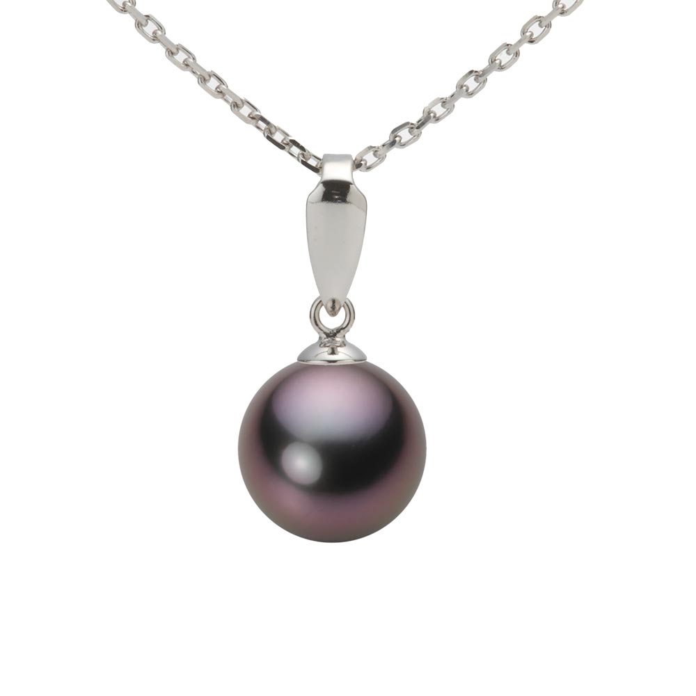 ギフト対応について真珠とK18WG（ホワイトゴールド）だけのシンプルなペンダント。真珠の美しさを強調するデザインで、K18WG（ホワイトゴールド）のペンダントトップの下で真珠が輝きます。真珠のサイズは9mm。このサイズはタヒチ産黒蝶真珠のやや小さめサイズです。色はレッドブラック。レッドブラックは、赤みを帯びたブラック系色です。ダークな色でありながら華やかさを感じさせる色です。この天然の特有の色は黒蝶真珠にしかない色です。キズは最高等級・★★★★★のほぼ無キズの希少品で、テリ等級は★★★★のテリの強い真珠です。キズ等級は、全生産量に対し、わずか0.1％の割合でグレーディングしています。形状はどのアイテムでも使用可能なラウンド。Moon Labelの厳しい品質基準に基づき、ラウンドは純粋な真円真珠のみを厳選しています。 Moon Label の黒蝶真珠は、タヒチ（フレンチポリネシア）産に限定してご提供しています。大月真珠は、パールネックレスのトップメーカーです。Moon Label は、大月真珠のインターネット・ブランドです。※真珠の色には個体差があります。真珠は、太陽光でご覧いただくのと、電灯の下でご覧いただくのでは見え方が変化します。電灯の色や光量などでも変わります。また、お客様のパソコンモニターのメーカーや設定などによっても、色の見え方には差が出ます。&nbsp;商品詳細品名9mm黒蝶真珠パールペンダントトップ（レッドブラック）型番NB00009R12RB0ZB5LW-Tサイズ黒蝶真珠・9mm色レッドブラック形ラウンドキズ等級★★★★★（5段階評価）テリ等級★★★★（5段階評価）素材・詳細K18WG（ホワイトゴールド）真珠の産地タヒチ（フレンチポリネシア）付属品保証書この商品にはチェーンの付属したタイプもあります。チェーン付き商品はこちらから。&nbsp;&nbsp;&nbsp;日本でも、世界でも、アコヤ真珠の高級品の30%以上は当社製です。Moon Label は、パールネックレスのトップメーカーである大月真珠のインターネット・ブランドです。大月真珠は、アコヤ真珠の1級品（1級が最高級）の取扱量で30%以上のトップシェア（共販実績）を誇る会社です。言い換えれば、日本でも、世界でも、アコヤ真珠の高級品では、流通している商品の30%以上は当社製です。そのため、他社（他店）でご購入されていても、30%以上の確率で当社製の真珠をご購入されている可能性が高いと言えます。黒蝶真珠、白蝶真珠（ホワイト系、ゴールド系）においてもトップクラスの取扱量を誇っています。真珠の一貫メーカーが運営するオンラインショップです。大月真珠は、卸しの会社として名を知られた会社ですが、真珠の養殖から加工、販売までをおこなう一貫メーカーです。パールネックレスのメーカーとしては、国内で最も多くのネックレスを製作しています。真珠ルースについても国内最大量の供給元です。日本で一貫メーカーと呼べる会社は数社しか存在しません。トップメーカーが運営するショップなので、はじめての方でも安心してご購入いただけます。&nbsp;他社（他店）製の真珠と品質を比較してください。Moon Label で取り扱っている真珠はすべて自社で加工・製作した商品（金具、チェーンを除く）です。 そのため、商品には自信と責任を持ってお届けしています。ご購入後、他社（他店）の真珠と比較していただければ、その違いがお分かりになるはずです。パールジュエリーの種類は国内最大です。パールジュエリーの種類は、アコヤ真珠をはじめ、黒蝶真珠、白蝶真珠など、常時20,000種類以上を取り揃え、パールジュエリーの種類は国内最大です。現在、真珠を取り扱っているオンラインショップで、これだけの種類を揃えているところは存在しません。また、小売店舗の場合でも、現実的には店舗にストックできる在庫点数が限られるため、これだけの商品点数を揃えることは不可能です。Moon Label はインターネットでしか実現できなかったショップなのです。&nbsp;世界が認めた品質基準の商品をお届けします。大月真珠は、1975年以来、日本の真珠輸出額でトップ（日本真珠輸出加工組合統計）の座を守り続けています。世界の宝飾ブランドをはじめとするジュエラーが大月真珠の品質を認め、商品として採用をいただいています。この実績が、ワールド・スタンダードの証です。全生産量をベースとした明確なグレーディングを実施しています。Moon Label でご提供している商品も、このハイレベルの品質基準に基づいて製作されています。Moon Label のグレーディング（品質基準）は、在庫における相対比較ではなく、全生産量をベースとした明確なグレーディングです。また、すべての商品に、基本保証として1年間の無償修理保証が付いていますので、安心してお買い求めいただけます。Moon Label で取り扱っている真珠は、品質管理の観点から、貝種（真珠の種類）ごとに産地を限定しています。アコヤ真珠はすべて日本産、黒蝶真珠はフレンチポリネシア（タヒチ）産、白蝶真珠はオーストラリアとインドネシア産に限定してご提供しています。&nbsp;&nbsp;真珠の価値を決める要素としては、大きさ（サイズ）のほか、色、形、キズ、テリ（光沢）、巻きの6つの要素があります。Moon Label ではすべての真珠で大月真珠のグレーディングシステムに基づき、厳格な品質管理基準をクリアした商品のみを取り扱っています。 Moon Label の品質基準は、在庫のおける相対的な品質評価ではなく、黒蝶真珠の全生産量からの出現率をベースとした、絶対的な品質評価を品質基準としています。&nbsp;&nbsp;&nbsp;&nbsp;&nbsp;&nbsp;&nbsp;&nbsp;