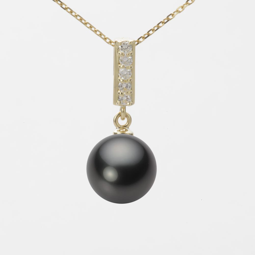 ギフト対応についてダイヤモンドを縦にあしらったデザインのペンダント。縦に5粒並んだダイヤモンドと真珠があなたの胸もとをエレガントに輝かせます。胸もとで真珠が揺れるデザインです。真珠のサイズは9mm。このサイズはタヒチ産黒蝶真珠のやや小さめサイズです。色はブラック。黒蝶真珠はブラックパールとも呼ばれるため、黒い色の真珠をイメージされる方も多いはず。このブラックは、そのイメージ通りのダークなブラック系色です。この天然の特有の色は黒蝶真珠にしかない色です。キズは最高等級・★★★★★のほぼ無キズの希少品で、テリ等級は★★★のテリのある真珠です。キズ等級は、全生産量に対し、わずか0.1％の割合でグレーディングしています。形状はどのアイテムでも使用可能なラウンド。Moon Labelの厳しい品質基準に基づき、ラウンドは純粋な真円真珠のみを厳選しています。 Moon Label の黒蝶真珠は、タヒチ（フレンチポリネシア）産に限定してご提供しています。※この商品にはチェーンは付属していません。ペンダントトップのみの商品です。大月真珠は、パールネックレスのトップメーカーです。Moon Label は、大月真珠のインターネット・ブランドです。※真珠の色には個体差があります。真珠は、太陽光でご覧いただくのと、電灯の下でご覧いただくのでは見え方が変化します。電灯の色や光量などでも変わります。また、お客様のパソコンモニターのメーカーや設定などによっても、色の見え方には差が出ます。&nbsp;商品詳細品名9mm黒蝶真珠パールペンダントトップ（ブラック）型番NB00009R13BK0314Y0-Tサイズ黒蝶真珠・9mm色ブラック形ラウンドキズ等級★★★★★（5段階評価）テリ等級★★★（5段階評価）素材・詳細K18YG（イエローゴールド）、ダイヤモンド・0.1ct真珠の産地タヒチ（フレンチポリネシア）付属品保証書この商品にはチェーンの付属したタイプもあります。チェーン付き商品はこちらから。&nbsp;&nbsp;&nbsp;日本でも、世界でも、アコヤ真珠の高級品の30%以上は当社製です。Moon Label は、パールネックレスのトップメーカーである大月真珠のインターネット・ブランドです。大月真珠は、アコヤ真珠の1級品（1級が最高級）の取扱量で30%以上のトップシェア（共販実績）を誇る会社です。言い換えれば、日本でも、世界でも、アコヤ真珠の高級品では、流通している商品の30%以上は当社製です。そのため、他社（他店）でご購入されていても、30%以上の確率で当社製の真珠をご購入されている可能性が高いと言えます。黒蝶真珠、白蝶真珠（ホワイト系、ゴールド系）においてもトップクラスの取扱量を誇っています。真珠の一貫メーカーが運営するオンラインショップです。大月真珠は、卸しの会社として名を知られた会社ですが、真珠の養殖から加工、販売までをおこなう一貫メーカーです。パールネックレスのメーカーとしては、国内で最も多くのネックレスを製作しています。真珠ルースについても国内最大量の供給元です。日本で一貫メーカーと呼べる会社は数社しか存在しません。トップメーカーが運営するショップなので、はじめての方でも安心してご購入いただけます。&nbsp;他社（他店）製の真珠と品質を比較してください。Moon Label で取り扱っている真珠はすべて自社で加工・製作した商品（金具、チェーンを除く）です。 そのため、商品には自信と責任を持ってお届けしています。ご購入後、他社（他店）の真珠と比較していただければ、その違いがお分かりになるはずです。パールジュエリーの種類は国内最大です。パールジュエリーの種類は、アコヤ真珠をはじめ、黒蝶真珠、白蝶真珠など、常時20,000種類以上を取り揃え、パールジュエリーの種類は国内最大です。現在、真珠を取り扱っているオンラインショップで、これだけの種類を揃えているところは存在しません。また、小売店舗の場合でも、現実的には店舗にストックできる在庫点数が限られるため、これだけの商品点数を揃えることは不可能です。Moon Label はインターネットでしか実現できなかったショップなのです。&nbsp;世界が認めた品質基準の商品をお届けします。大月真珠は、1975年以来、日本の真珠輸出額でトップ（日本真珠輸出加工組合統計）の座を守り続けています。世界の宝飾ブランドをはじめとするジュエラーが大月真珠の品質を認め、商品として採用をいただいています。この実績が、ワールド・スタンダードの証です。全生産量をベースとした明確なグレーディングを実施しています。Moon Label でご提供している商品も、このハイレベルの品質基準に基づいて製作されています。Moon Label のグレーディング（品質基準）は、在庫における相対比較ではなく、全生産量をベースとした明確なグレーディングです。また、すべての商品に、基本保証として1年間の無償修理保証が付いていますので、安心してお買い求めいただけます。Moon Label で取り扱っている真珠は、品質管理の観点から、貝種（真珠の種類）ごとに産地を限定しています。アコヤ真珠はすべて日本産、黒蝶真珠はフレンチポリネシア（タヒチ）産、白蝶真珠はオーストラリアとインドネシア産に限定してご提供しています。&nbsp;&nbsp;真珠の価値を決める要素としては、大きさ（サイズ）のほか、色、形、キズ、テリ（光沢）、巻きの6つの要素があります。Moon Label ではすべての真珠で大月真珠のグレーディングシステムに基づき、厳格な品質管理基準をクリアした商品のみを取り扱っています。 Moon Label の品質基準は、在庫のおける相対的な品質評価ではなく、黒蝶真珠の全生産量からの出現率をベースとした、絶対的な品質評価を品質基準としています。&nbsp;&nbsp;&nbsp;&nbsp;&nbsp;&nbsp;&nbsp;&nbsp;