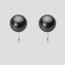 ギフト対応についてシンプルでオーソドックスな直結タイプの定番イヤリング。真珠の輝きだけで耳もとを華やかに飾ります。形状はネジバネ式なので使いやすく、着け外しが簡単です。シンプルなデザインなので、どんな時でもお使いいただけます。真珠のサイズは9mm。このサイズはタヒチ産黒蝶真珠のやや小さめサイズです。色はブラック。黒蝶真珠はブラックパールとも呼ばれるため、黒い色の真珠をイメージされる方も多いはず。このブラックは、そのイメージ通りのダークなブラック系色です。この天然の特有の色は黒蝶真珠にしかない色です。テリ等級は★★★のテリのある真珠です。キズ等級は★★★★で、目立たない小さなちょっとしたキズがあります。真珠は自然の産物なので、真珠層が形成される過程で自然のキズができてしまいます。キズ等級の割合は、全生産量に対し、★★★★★＝0.1％、★★★★＝1％でグレーディングしています。形状はどのアイテムでも使用可能なラウンド。Moon Labelの厳しい品質基準に基づき、ラウンドは純粋な真円真珠のみを厳選しています。 Moon Label の黒蝶真珠は、タヒチ（フレンチポリネシア）産に限定してご提供しています。大月真珠は、パールネックレス＆ジュエリーのトップメーカーです。Moon Label は、大月真珠のインターネット・ブランドです。※真珠の色には個体差があります。真珠は、太陽光でご覧いただくのと、電灯の下でご覧いただくのでは見え方が変化します。電灯の色や光量などでも変わります。また、お客様のパソコンモニターのメーカーや設定などによっても、色の見え方には差が出ます。&nbsp;商品詳細品名9mm黒蝶真珠イヤリング（ブラック）型番NB00009R23BK0Y06Y0サイズ黒蝶真珠・9mm色ブラック形ラウンドキズ等級★★★★（5段階評価）テリ等級★★★（5段階評価）素材・詳細K18YG（イエローゴールド）真珠の産地タヒチ（フレンチポリネシア）付属品保証書&nbsp;&nbsp;&nbsp;日本でも、世界でも、アコヤ真珠の高級品の30%以上は当社製です。Moon Label は、パールネックレスのトップメーカーである大月真珠のインターネット・ブランドです。大月真珠は、アコヤ真珠の1級品（1級が最高級）の取扱量で30%以上のトップシェア（共販実績）を誇る会社です。言い換えれば、日本でも、世界でも、アコヤ真珠の高級品では、流通している商品の30%以上は当社製です。そのため、他社（他店）でご購入されていても、30%以上の確率で当社製の真珠をご購入されている可能性が高いと言えます。黒蝶真珠、白蝶真珠（ホワイト系、ゴールド系）においてもトップクラスの取扱量を誇っています。真珠の一貫メーカーが運営するオンラインショップです。大月真珠は、卸しの会社として名を知られた会社ですが、真珠の養殖から加工、販売までをおこなう一貫メーカーです。パールネックレスのメーカーとしては、国内で最も多くのネックレスを製作しています。真珠ルースについても国内最大量の供給元です。日本で一貫メーカーと呼べる会社は数社しか存在しません。トップメーカーが運営するショップなので、はじめての方でも安心してご購入いただけます。&nbsp;他社（他店）製の真珠と品質を比較してください。Moon Label で取り扱っている真珠はすべて自社で加工・製作した商品（金具、チェーンを除く）です。 そのため、商品には自信と責任を持ってお届けしています。ご購入後、他社（他店）の真珠と比較していただければ、その違いがお分かりになるはずです。パールジュエリーの種類は国内最大です。パールジュエリーの種類は、アコヤ真珠をはじめ、黒蝶真珠、白蝶真珠など、常時20,000種類以上を取り揃え、パールジュエリーの種類は国内最大です。現在、真珠を取り扱っているオンラインショップで、これだけの種類を揃えているところは存在しません。また、小売店舗の場合でも、現実的には店舗にストックできる在庫点数が限られるため、これだけの商品点数を揃えることは不可能です。Moon Label はインターネットでしか実現できなかったショップなのです。&nbsp;世界が認めた品質基準の商品をお届けします。大月真珠は、1975年以来、日本の真珠輸出額でトップ（日本真珠輸出加工組合統計）の座を守り続けています。世界の宝飾ブランドをはじめとするジュエラーが大月真珠の品質を認め、商品として採用をいただいています。この実績が、ワールド・スタンダードの証です。全生産量をベースとした明確なグレーディングを実施しています。Moon Label でご提供している商品も、このハイレベルの品質基準に基づいて製作されています。Moon Label のグレーディング（品質基準）は、在庫における相対比較ではなく、全生産量をベースとした明確なグレーディングです。また、すべての商品に、基本保証として1年間の無償修理保証が付いていますので、安心してお買い求めいただけます。Moon Label で取り扱っている真珠は、品質管理の観点から、貝種（真珠の種類）ごとに産地を限定しています。アコヤ真珠はすべて日本産、黒蝶真珠はフレンチポリネシア（タヒチ）産、白蝶真珠はオーストラリアとインドネシア産に限定してご提供しています。&nbsp;&nbsp;真珠の価値を決める要素としては、大きさ（サイズ）のほか、色、形、キズ、テリ（光沢）、巻きの6つの要素があります。Moon Label ではすべての真珠で大月真珠のグレーディングシステムに基づき、厳格な品質管理基準をクリアした商品のみを取り扱っています。 Moon Label の品質基準は、在庫のおける相対的な品質評価ではなく、黒蝶真珠の全生産量からの出現率をベースとした、絶対的な品質評価を品質基準としています。&nbsp;&nbsp;&nbsp;&nbsp;&nbsp;&nbsp;&nbsp;&nbsp;
