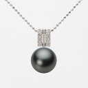 ギフト対応についてダイヤモンドをフロント部分に敷きつめたデザインのペンダント。ダイヤモンドと真珠の輝きがあなたの胸もとをやさしく演出するエレガントなデザインです。真珠のサイズは10mm。このサイズはタヒチ産黒蝶真珠のポピュラーなサイズです。色はブラック。黒蝶真珠はブラックパールとも呼ばれるため、黒い色の真珠をイメージされる方も多いはず。このブラックは、そのイメージ通りのダークなブラック系色です。この天然の特有の色は黒蝶真珠にしかない色です。キズは最高等級・★★★★★のほぼ無キズの希少品で、テリ等級は★★★のテリのある真珠です。キズ等級は、全生産量に対し、わずか0.1％の割合でグレーディングしています。形状はどのアイテムでも使用可能なラウンド。Moon Labelの厳しい品質基準に基づき、ラウンドは純粋な真円真珠のみを厳選しています。 Moon Label の黒蝶真珠は、タヒチ（フレンチポリネシア）産に限定してご提供しています。※この商品にはチェーンは付属していません。ペンダントトップのみの商品です。大月真珠は、パールネックレスのトップメーカーです。Moon Label は、大月真珠のインターネット・ブランドです。※真珠の色には個体差があります。真珠は、太陽光でご覧いただくのと、電灯の下でご覧いただくのでは見え方が変化します。電灯の色や光量などでも変わります。また、お客様のパソコンモニターのメーカーや設定などによっても、色の見え方には差が出ます。&nbsp;商品詳細品名10mm黒蝶真珠パールペンダントトップ（ブラック）型番NB00010R13BK01278W-Tサイズ黒蝶真珠・10mm色ブラック形ラウンドキズ等級★★★★★（5段階評価）テリ等級★★★（5段階評価）素材・詳細K18WG（ホワイトゴールド）、ダイヤモンド・0.1ct真珠の産地タヒチ（フレンチポリネシア）付属品保証書この商品にはチェーンの付属したタイプもあります。チェーン付き商品はこちらから。&nbsp;&nbsp;&nbsp;日本でも、世界でも、アコヤ真珠の高級品の30%以上は当社製です。Moon Label は、パールネックレスのトップメーカーである大月真珠のインターネット・ブランドです。大月真珠は、アコヤ真珠の1級品（1級が最高級）の取扱量で30%以上のトップシェア（共販実績）を誇る会社です。言い換えれば、日本でも、世界でも、アコヤ真珠の高級品では、流通している商品の30%以上は当社製です。そのため、他社（他店）でご購入されていても、30%以上の確率で当社製の真珠をご購入されている可能性が高いと言えます。黒蝶真珠、白蝶真珠（ホワイト系、ゴールド系）においてもトップクラスの取扱量を誇っています。真珠の一貫メーカーが運営するオンラインショップです。大月真珠は、卸しの会社として名を知られた会社ですが、真珠の養殖から加工、販売までをおこなう一貫メーカーです。パールネックレスのメーカーとしては、国内で最も多くのネックレスを製作しています。真珠ルースについても国内最大量の供給元です。日本で一貫メーカーと呼べる会社は数社しか存在しません。トップメーカーが運営するショップなので、はじめての方でも安心してご購入いただけます。&nbsp;他社（他店）製の真珠と品質を比較してください。Moon Label で取り扱っている真珠はすべて自社で加工・製作した商品（金具、チェーンを除く）です。 そのため、商品には自信と責任を持ってお届けしています。ご購入後、他社（他店）の真珠と比較していただければ、その違いがお分かりになるはずです。パールジュエリーの種類は国内最大です。パールジュエリーの種類は、アコヤ真珠をはじめ、黒蝶真珠、白蝶真珠など、常時20,000種類以上を取り揃え、パールジュエリーの種類は国内最大です。現在、真珠を取り扱っているオンラインショップで、これだけの種類を揃えているところは存在しません。また、小売店舗の場合でも、現実的には店舗にストックできる在庫点数が限られるため、これだけの商品点数を揃えることは不可能です。Moon Label はインターネットでしか実現できなかったショップなのです。&nbsp;世界が認めた品質基準の商品をお届けします。大月真珠は、1975年以来、日本の真珠輸出額でトップ（日本真珠輸出加工組合統計）の座を守り続けています。世界の宝飾ブランドをはじめとするジュエラーが大月真珠の品質を認め、商品として採用をいただいています。この実績が、ワールド・スタンダードの証です。全生産量をベースとした明確なグレーディングを実施しています。Moon Label でご提供している商品も、このハイレベルの品質基準に基づいて製作されています。Moon Label のグレーディング（品質基準）は、在庫における相対比較ではなく、全生産量をベースとした明確なグレーディングです。また、すべての商品に、基本保証として1年間の無償修理保証が付いていますので、安心してお買い求めいただけます。Moon Label で取り扱っている真珠は、品質管理の観点から、貝種（真珠の種類）ごとに産地を限定しています。アコヤ真珠はすべて日本産、黒蝶真珠はフレンチポリネシア（タヒチ）産、白蝶真珠はオーストラリアとインドネシア産に限定してご提供しています。&nbsp;&nbsp;真珠の価値を決める要素としては、大きさ（サイズ）のほか、色、形、キズ、テリ（光沢）、巻きの6つの要素があります。Moon Label ではすべての真珠で大月真珠のグレーディングシステムに基づき、厳格な品質管理基準をクリアした商品のみを取り扱っています。 Moon Label の品質基準は、在庫のおける相対的な品質評価ではなく、黒蝶真珠の全生産量からの出現率をベースとした、絶対的な品質評価を品質基準としています。&nbsp;&nbsp;&nbsp;&nbsp;&nbsp;&nbsp;&nbsp;&nbsp;