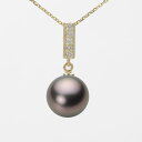 ギフト対応についてダイヤモンドを縦にあしらったデザインのペンダント。縦に5粒並んだダイヤモンドと真珠があなたの胸もとをエレガントに輝かせます。胸もとで真珠が揺れるデザインです。真珠のサイズは10mm。このサイズはタヒチ産黒蝶真珠のポピュラーなサイズです。色はレッドブラック。レッドブラックは、赤みを帯びたブラック系色です。ダークな色でありながら華やかさを感じさせる色です。この天然の特有の色は黒蝶真珠にしかない色です。テリ等級は★★★のテリのある真珠です。キズ等級は★★★★で、目立たない小さなちょっとしたキズがあります。真珠は自然の産物なので、真珠層が形成される過程で自然のキズができてしまいます。キズ等級の割合は、全生産量に対し、★★★★★＝0.1％、★★★★＝1％でグレーディングしています。形状はどのアイテムでも使用可能なラウンド。Moon Labelの厳しい品質基準に基づき、ラウンドは純粋な真円真珠のみを厳選しています。 Moon Label の黒蝶真珠は、タヒチ（フレンチポリネシア）産に限定してご提供しています。※この商品にはチェーンは付属していません。ペンダントトップのみの商品です。大月真珠は、パールネックレスのトップメーカーです。Moon Label は、大月真珠のインターネット・ブランドです。※真珠の色には個体差があります。真珠は、太陽光でご覧いただくのと、電灯の下でご覧いただくのでは見え方が変化します。電灯の色や光量などでも変わります。また、お客様のパソコンモニターのメーカーや設定などによっても、色の見え方には差が出ます。&nbsp;商品詳細品名10mm黒蝶真珠パールペンダントトップ（レッドブラック）型番NB00010R23RB0314Y0-Tサイズ黒蝶真珠・10mm色レッドブラック形ラウンドキズ等級★★★★（5段階評価）テリ等級★★★（5段階評価）素材・詳細K18YG（イエローゴールド）、ダイヤモンド・0.1ct真珠の産地タヒチ（フレンチポリネシア）付属品保証書この商品にはチェーンの付属したタイプもあります。チェーン付き商品はこちらから。&nbsp;&nbsp;&nbsp;日本でも、世界でも、アコヤ真珠の高級品の30%以上は当社製です。Moon Label は、パールネックレスのトップメーカーである大月真珠のインターネット・ブランドです。大月真珠は、アコヤ真珠の1級品（1級が最高級）の取扱量で30%以上のトップシェア（共販実績）を誇る会社です。言い換えれば、日本でも、世界でも、アコヤ真珠の高級品では、流通している商品の30%以上は当社製です。そのため、他社（他店）でご購入されていても、30%以上の確率で当社製の真珠をご購入されている可能性が高いと言えます。黒蝶真珠、白蝶真珠（ホワイト系、ゴールド系）においてもトップクラスの取扱量を誇っています。真珠の一貫メーカーが運営するオンラインショップです。大月真珠は、卸しの会社として名を知られた会社ですが、真珠の養殖から加工、販売までをおこなう一貫メーカーです。パールネックレスのメーカーとしては、国内で最も多くのネックレスを製作しています。真珠ルースについても国内最大量の供給元です。日本で一貫メーカーと呼べる会社は数社しか存在しません。トップメーカーが運営するショップなので、はじめての方でも安心してご購入いただけます。&nbsp;他社（他店）製の真珠と品質を比較してください。Moon Label で取り扱っている真珠はすべて自社で加工・製作した商品（金具、チェーンを除く）です。 そのため、商品には自信と責任を持ってお届けしています。ご購入後、他社（他店）の真珠と比較していただければ、その違いがお分かりになるはずです。パールジュエリーの種類は国内最大です。パールジュエリーの種類は、アコヤ真珠をはじめ、黒蝶真珠、白蝶真珠など、常時20,000種類以上を取り揃え、パールジュエリーの種類は国内最大です。現在、真珠を取り扱っているオンラインショップで、これだけの種類を揃えているところは存在しません。また、小売店舗の場合でも、現実的には店舗にストックできる在庫点数が限られるため、これだけの商品点数を揃えることは不可能です。Moon Label はインターネットでしか実現できなかったショップなのです。&nbsp;世界が認めた品質基準の商品をお届けします。大月真珠は、1975年以来、日本の真珠輸出額でトップ（日本真珠輸出加工組合統計）の座を守り続けています。世界の宝飾ブランドをはじめとするジュエラーが大月真珠の品質を認め、商品として採用をいただいています。この実績が、ワールド・スタンダードの証です。全生産量をベースとした明確なグレーディングを実施しています。Moon Label でご提供している商品も、このハイレベルの品質基準に基づいて製作されています。Moon Label のグレーディング（品質基準）は、在庫における相対比較ではなく、全生産量をベースとした明確なグレーディングです。また、すべての商品に、基本保証として1年間の無償修理保証が付いていますので、安心してお買い求めいただけます。Moon Label で取り扱っている真珠は、品質管理の観点から、貝種（真珠の種類）ごとに産地を限定しています。アコヤ真珠はすべて日本産、黒蝶真珠はフレンチポリネシア（タヒチ）産、白蝶真珠はオーストラリアとインドネシア産に限定してご提供しています。&nbsp;&nbsp;真珠の価値を決める要素としては、大きさ（サイズ）のほか、色、形、キズ、テリ（光沢）、巻きの6つの要素があります。Moon Label ではすべての真珠で大月真珠のグレーディングシステムに基づき、厳格な品質管理基準をクリアした商品のみを取り扱っています。 Moon Label の品質基準は、在庫のおける相対的な品質評価ではなく、黒蝶真珠の全生産量からの出現率をベースとした、絶対的な品質評価を品質基準としています。&nbsp;&nbsp;&nbsp;&nbsp;&nbsp;&nbsp;&nbsp;&nbsp;